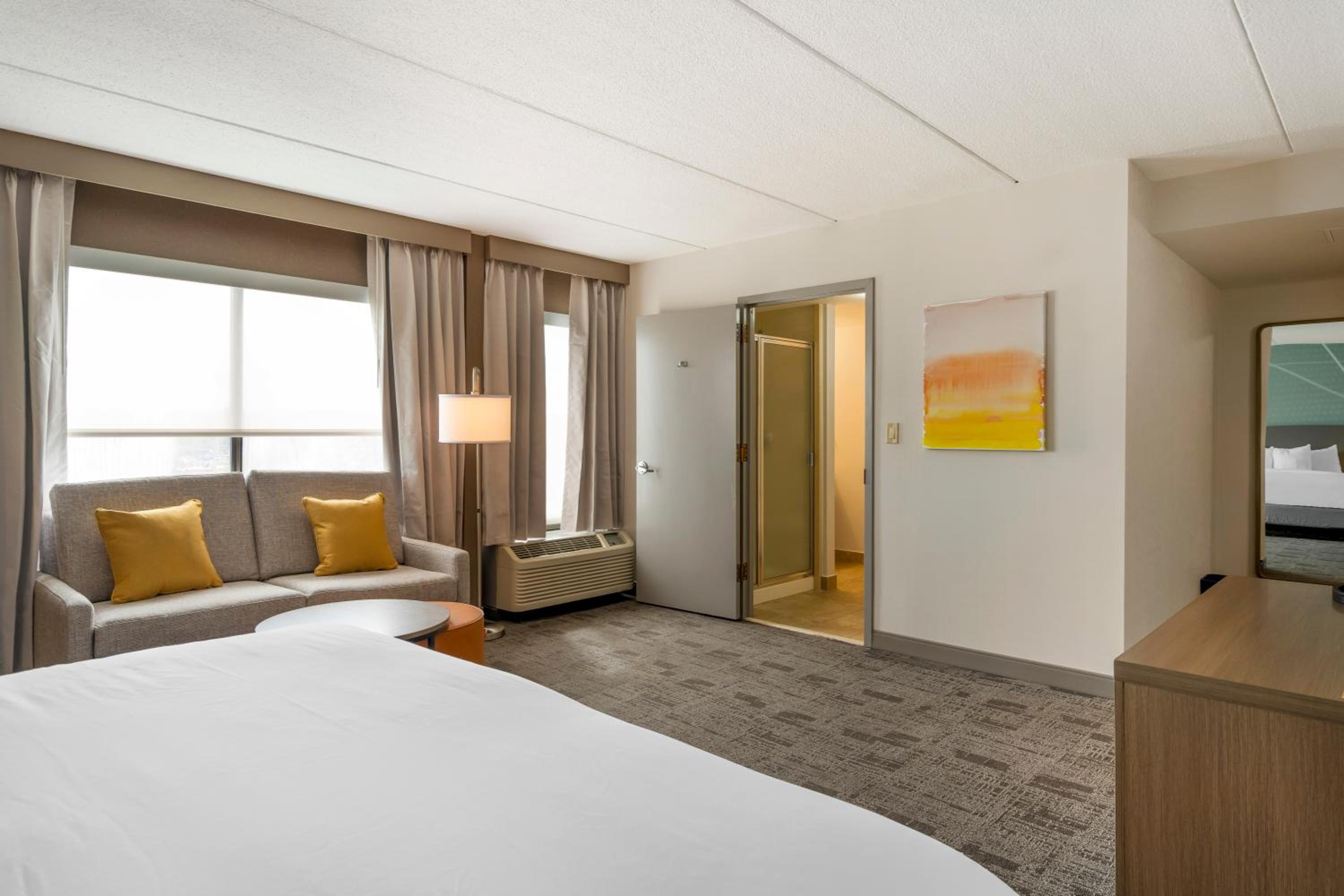 King Room - Non-Smoking - Photo 3