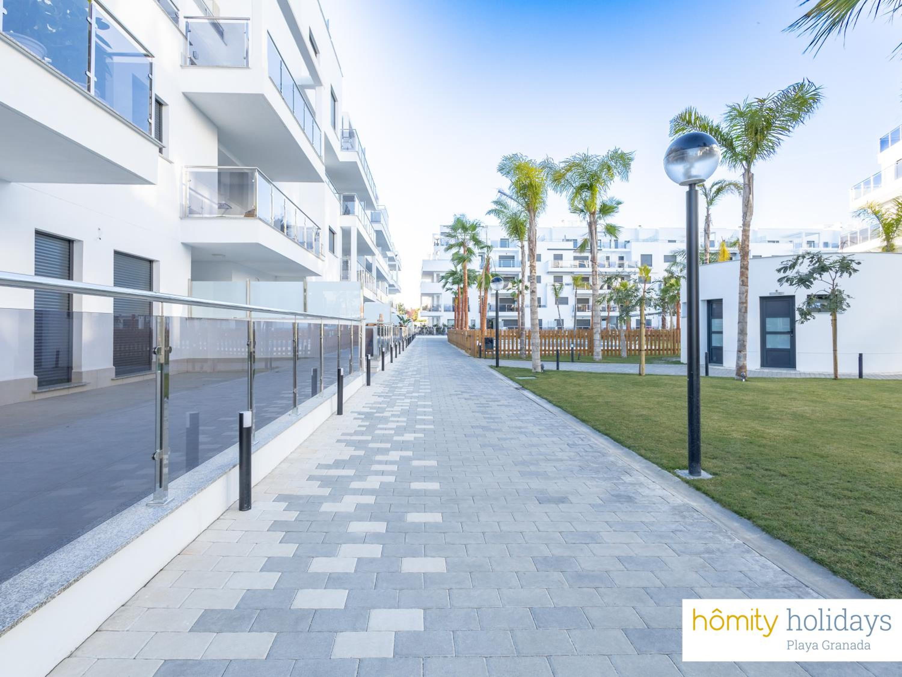 Apartamento de lujo con vista a la piscina y al jardín