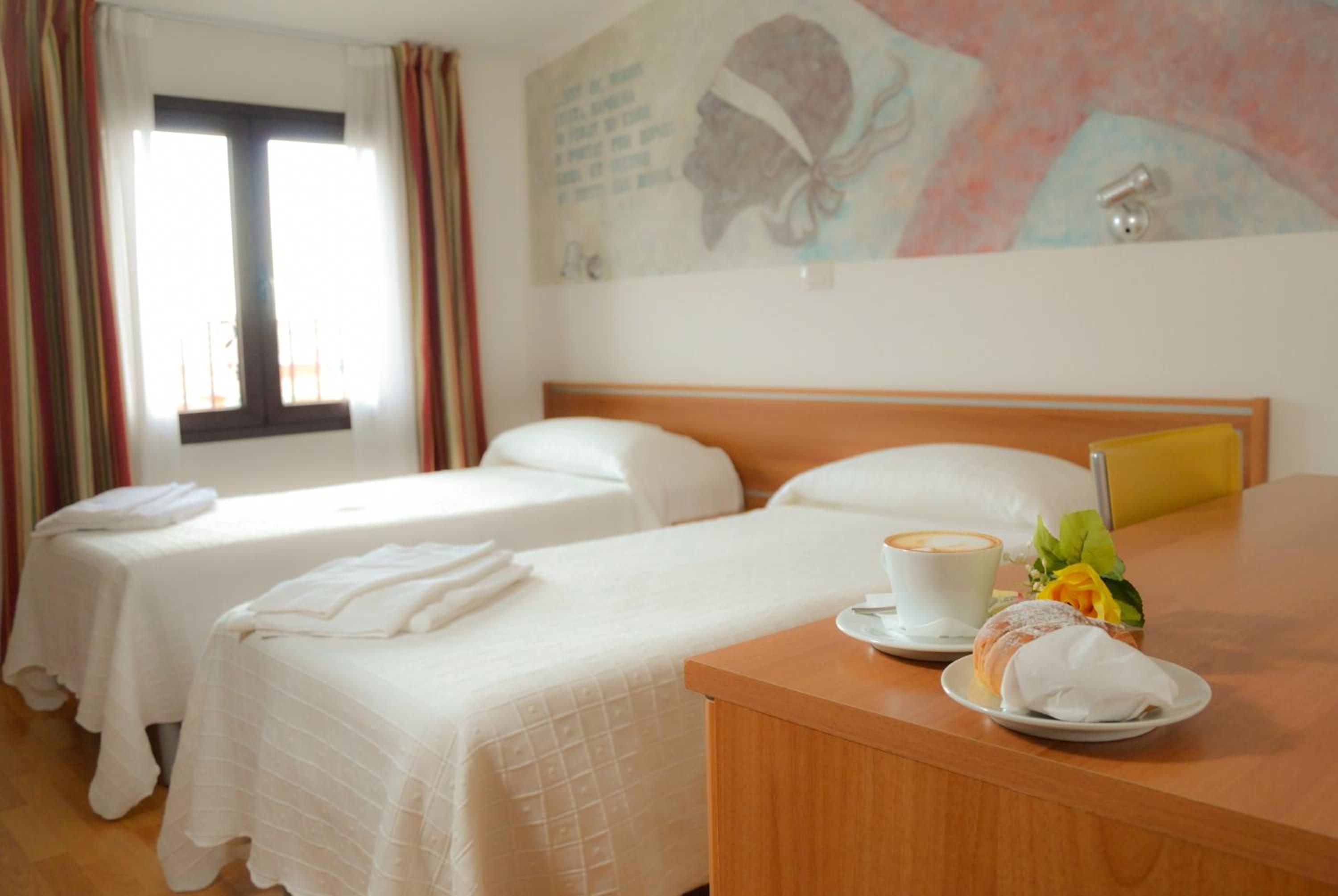 Double or Twin Room with Private Bathroom - Photo 4