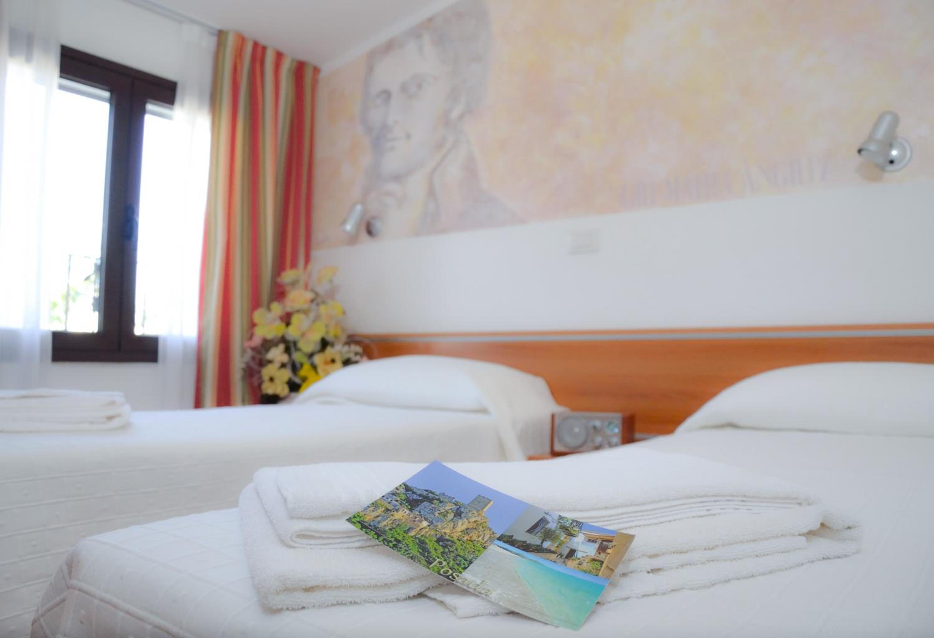 Double or Twin Room with Private Bathroom - Photo 2