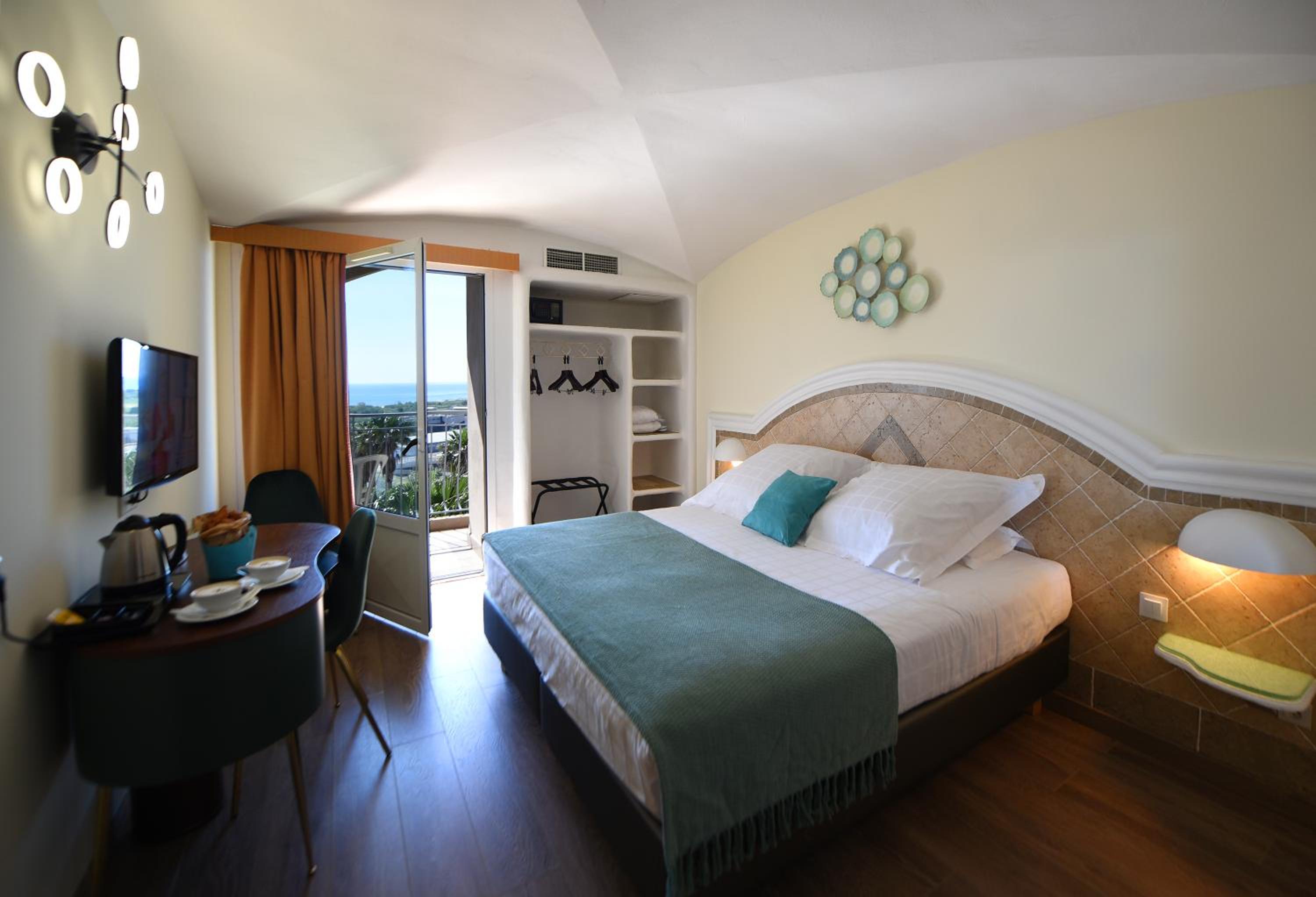 King Room with Roll-In Shower - Disability Access