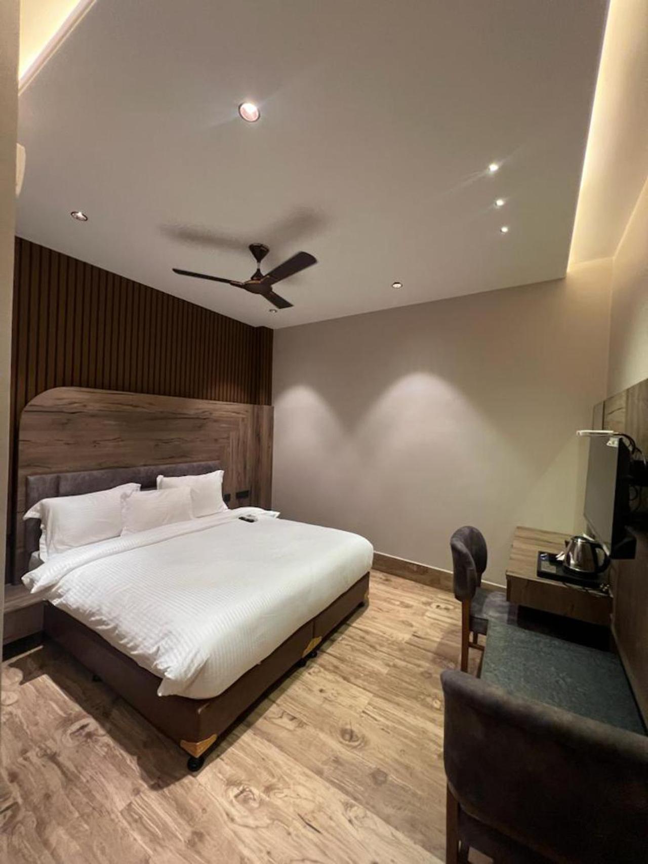 Deluxe Double Room (2 Adults + 1 Child)