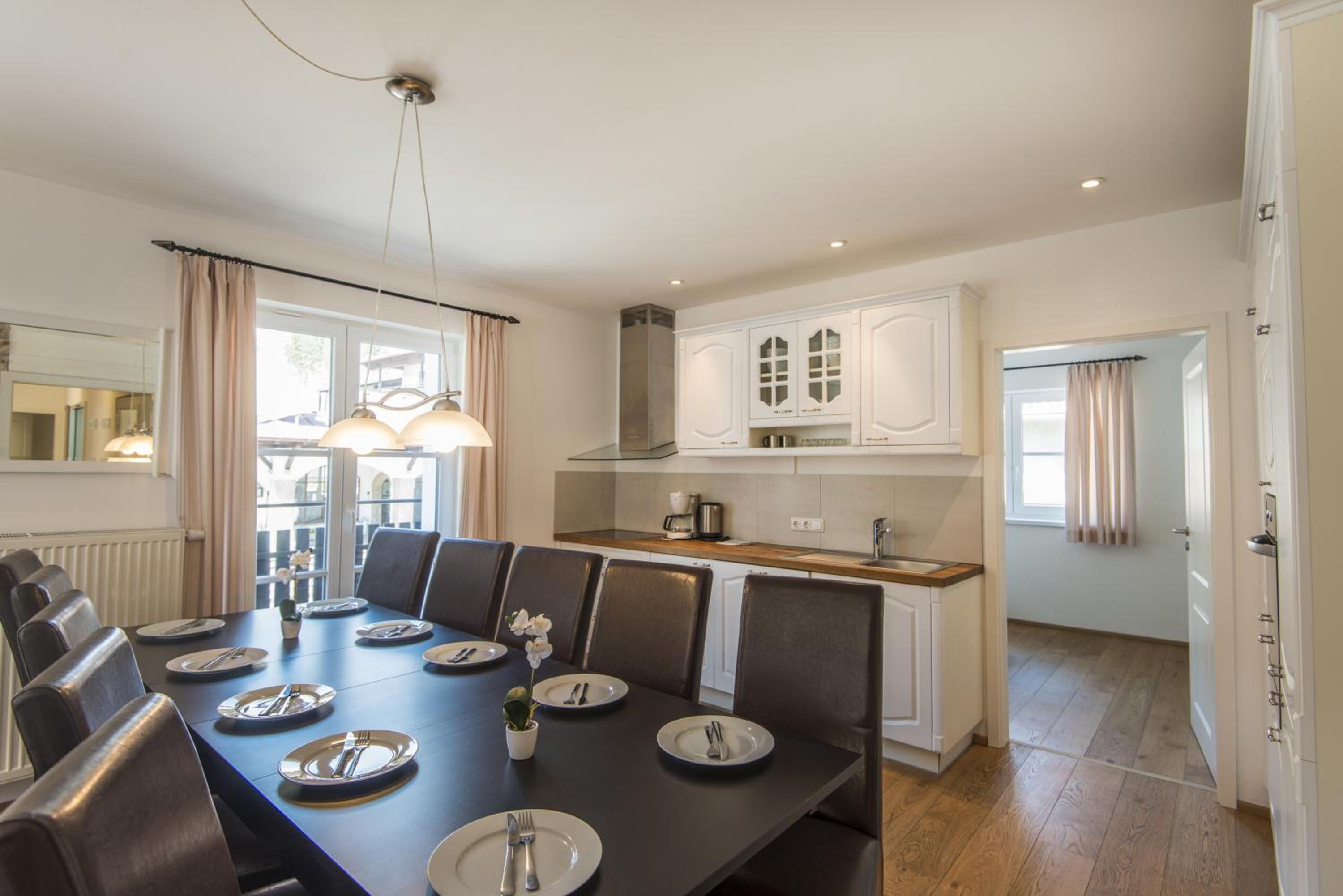 Four-Bedroom Apartment with Balcony  photo 2