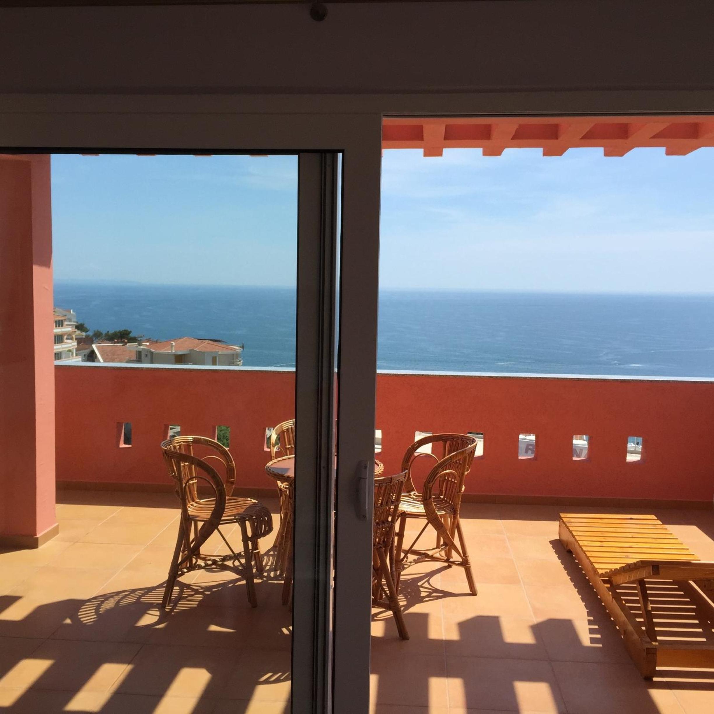 Deluxe One-Bedroom Apartment with Terrace and Sea View - Photo 2