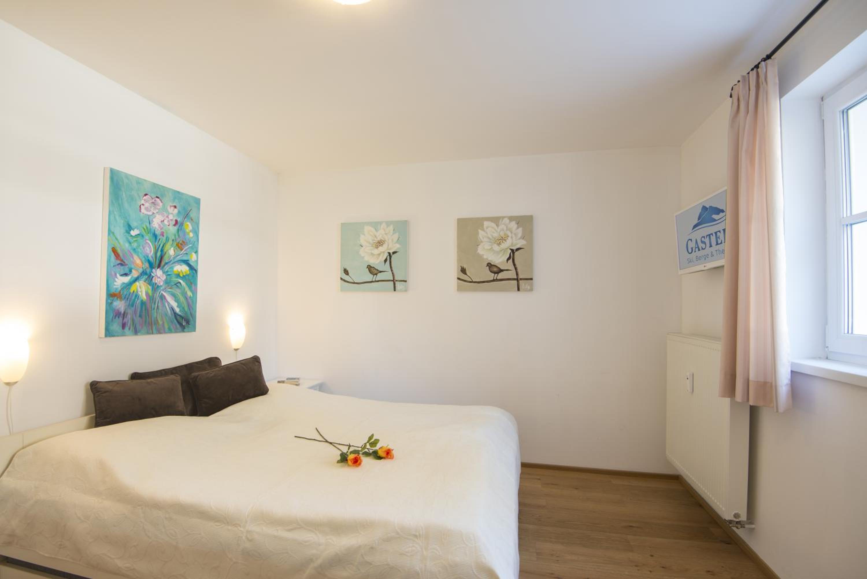 Four-Bedroom Apartment with Terrace photo 3