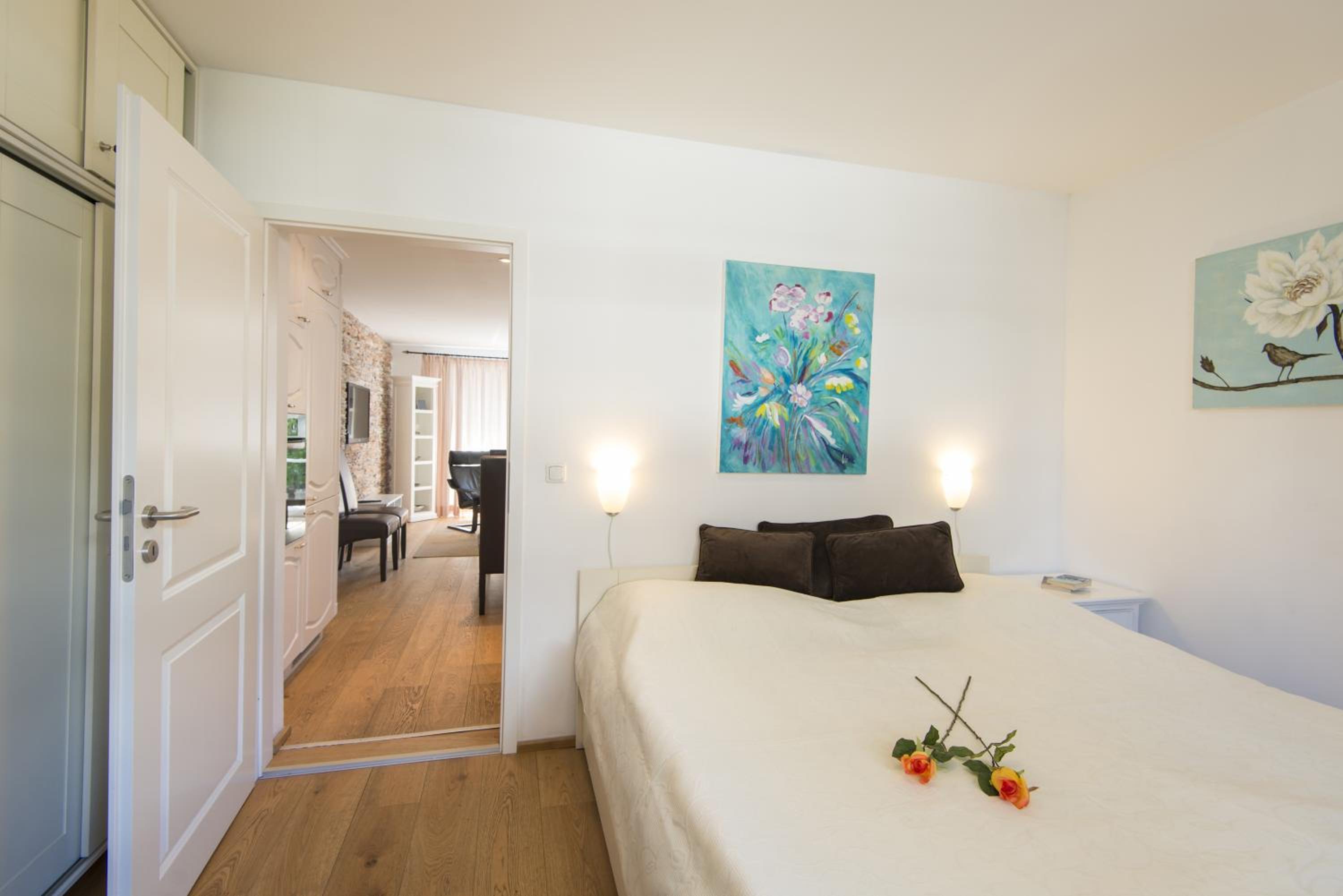 Four-Bedroom Apartment with Balcony  photo 1