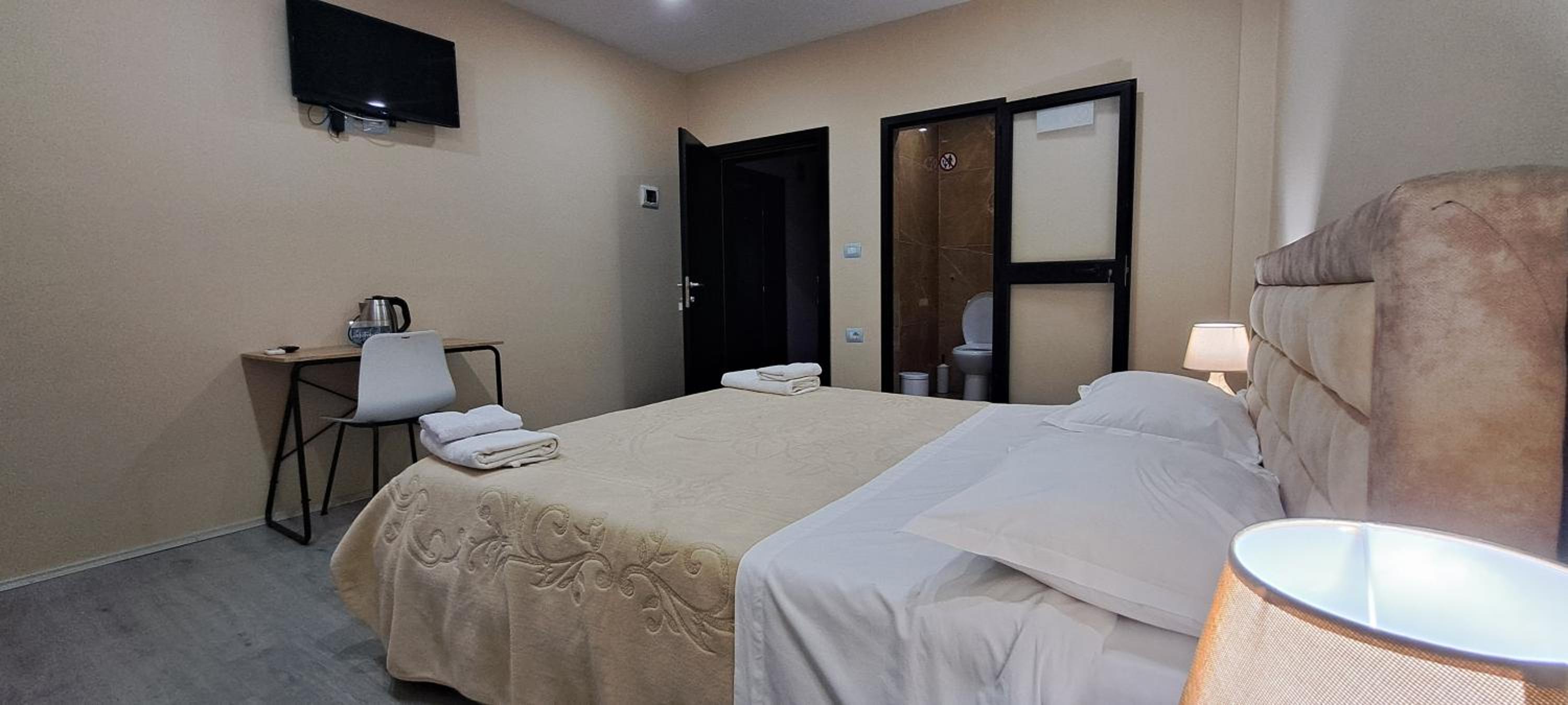 Deluxe Double Room with Shower photo 3