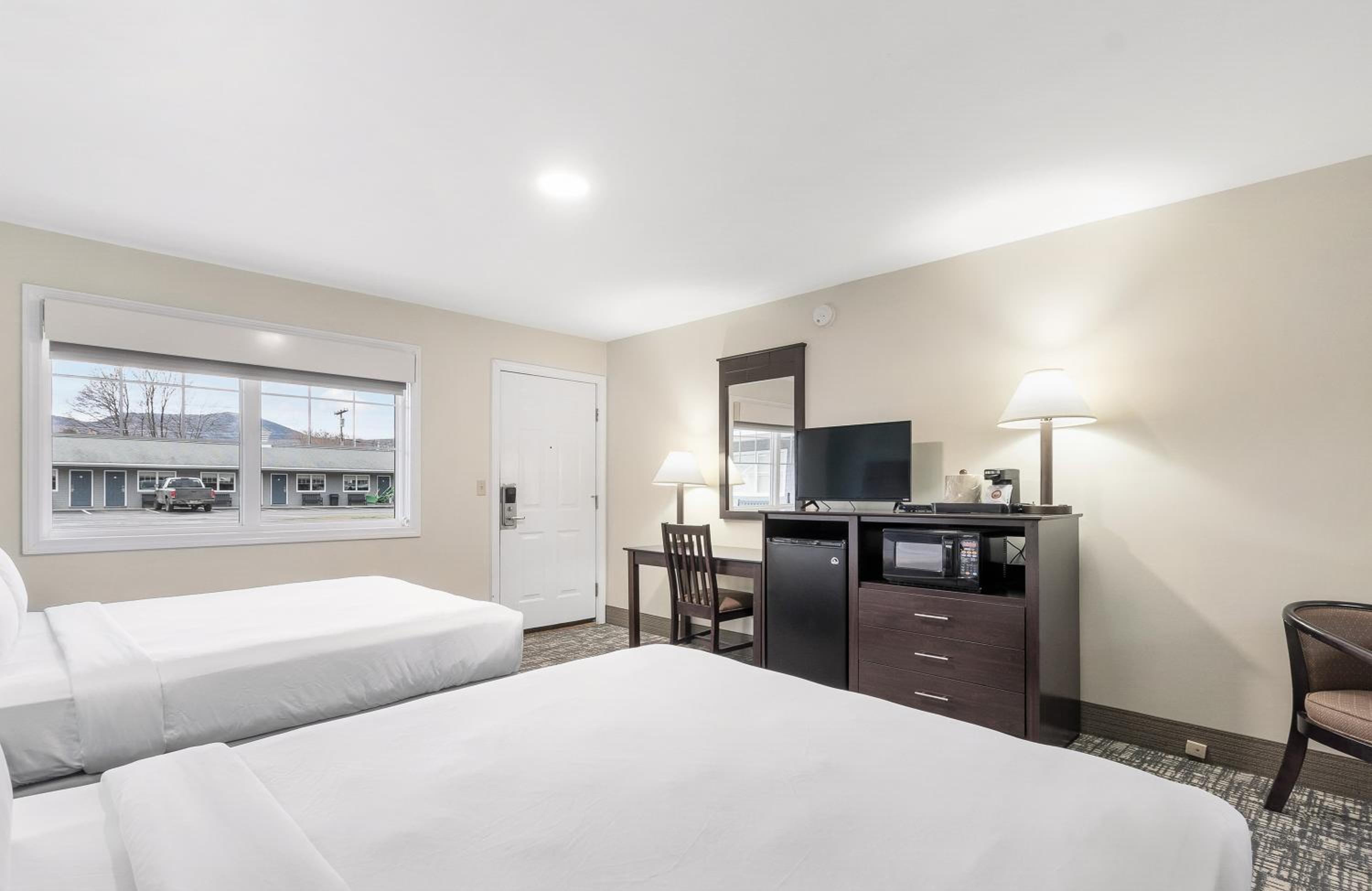 Deluxe Queen Room with Two Queen Beds - Photo 12