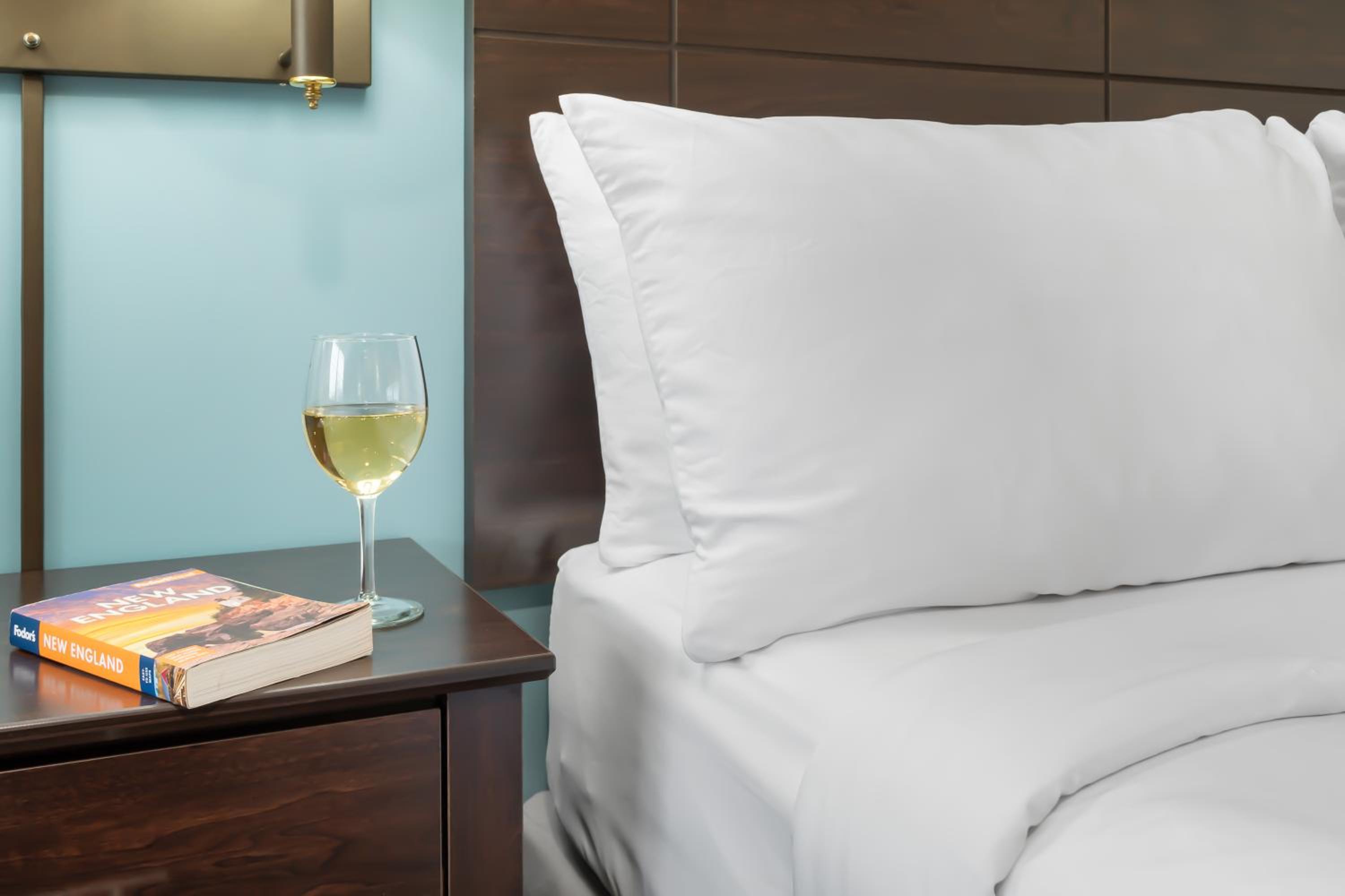 Deluxe Queen Room with Two Queen Beds - Photo 7