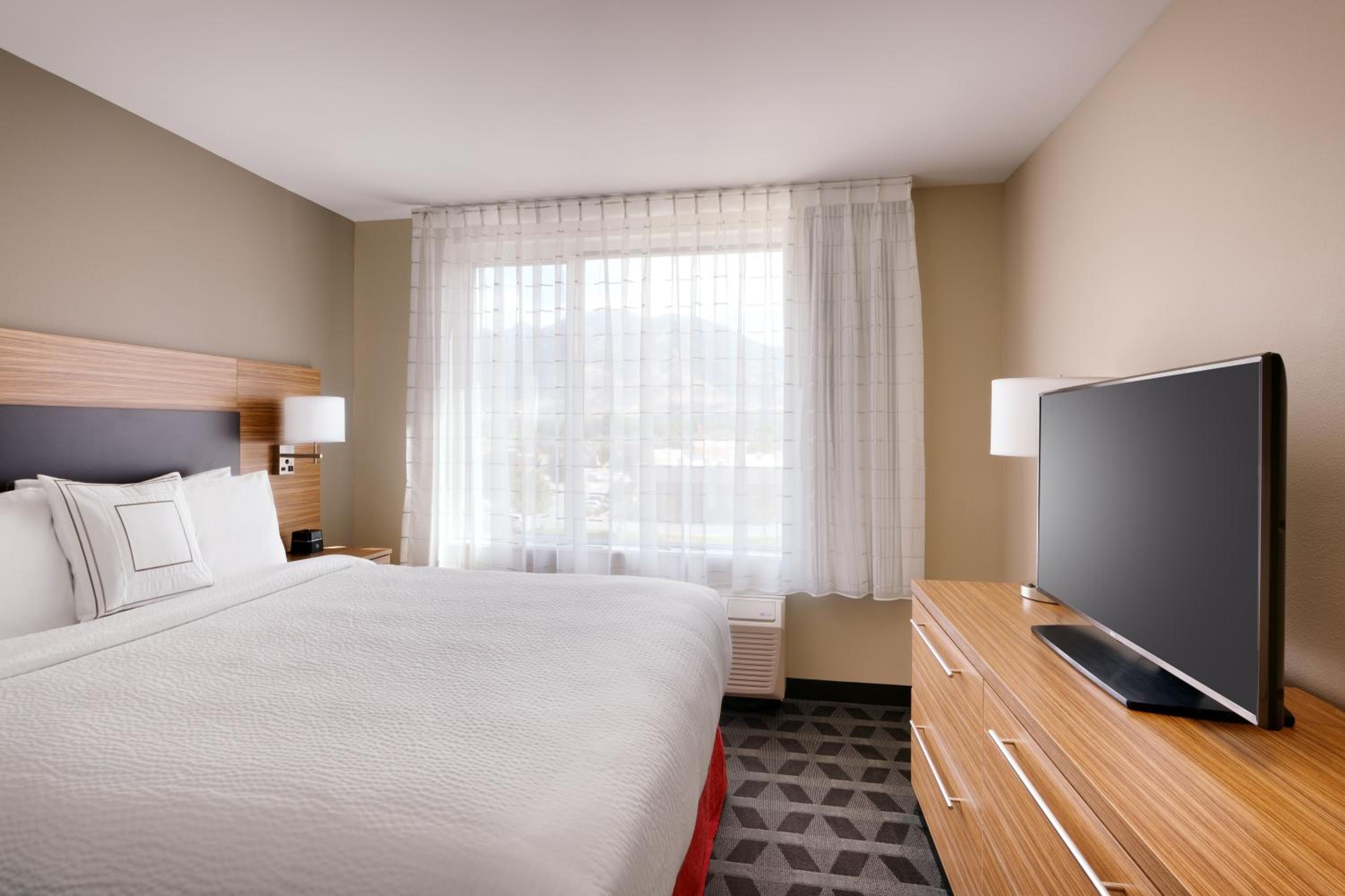 1 Bedroom Suite, 1 King, Sofa bed, City view - Photo 1