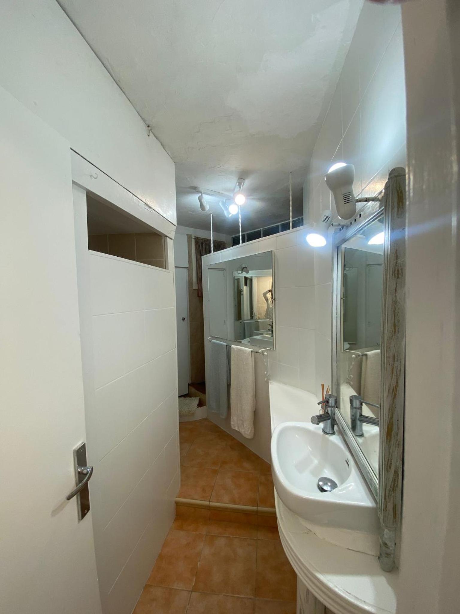 One-Bedroom Apartment photo 3