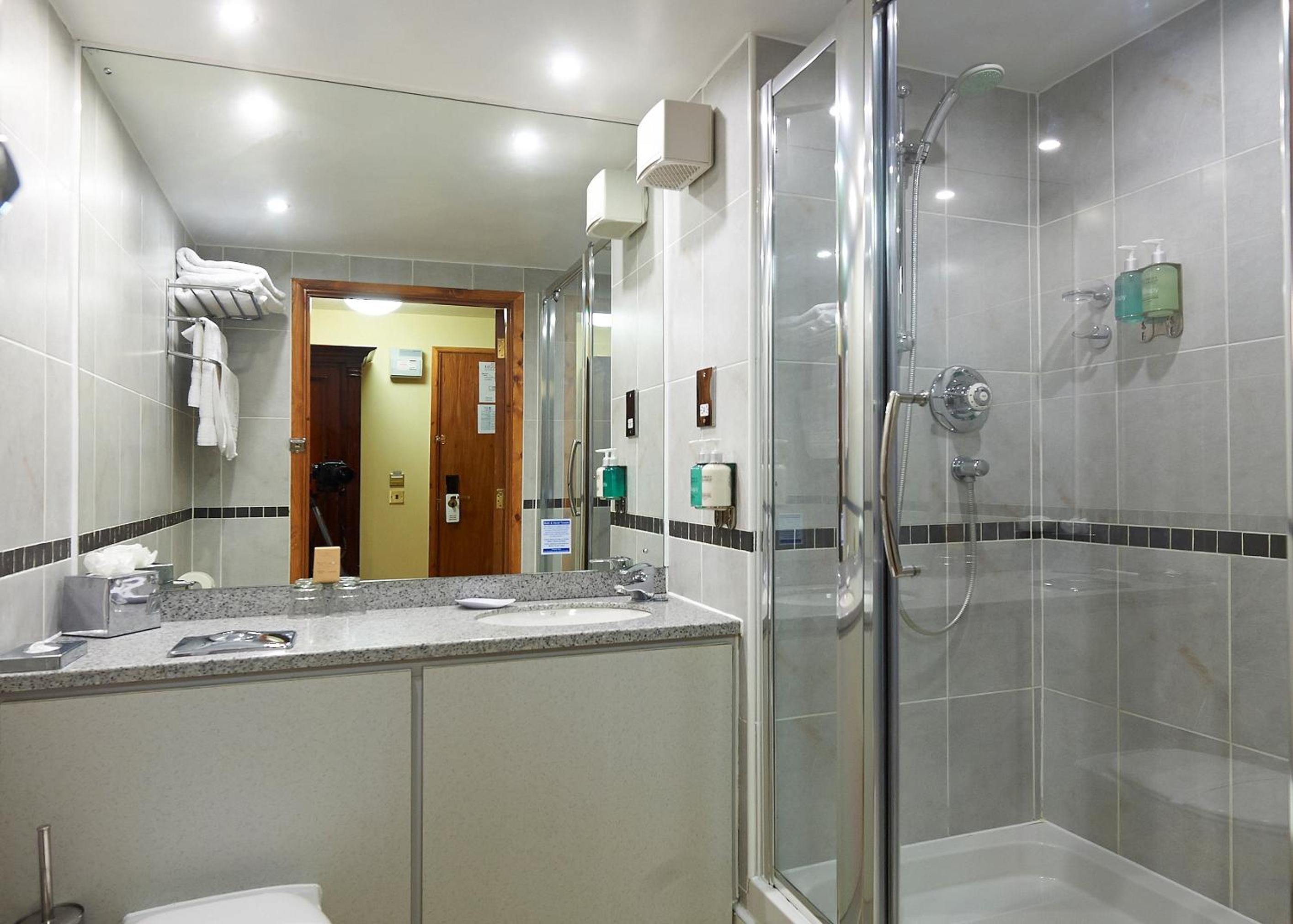 Twin Room - Disability Access photo 2