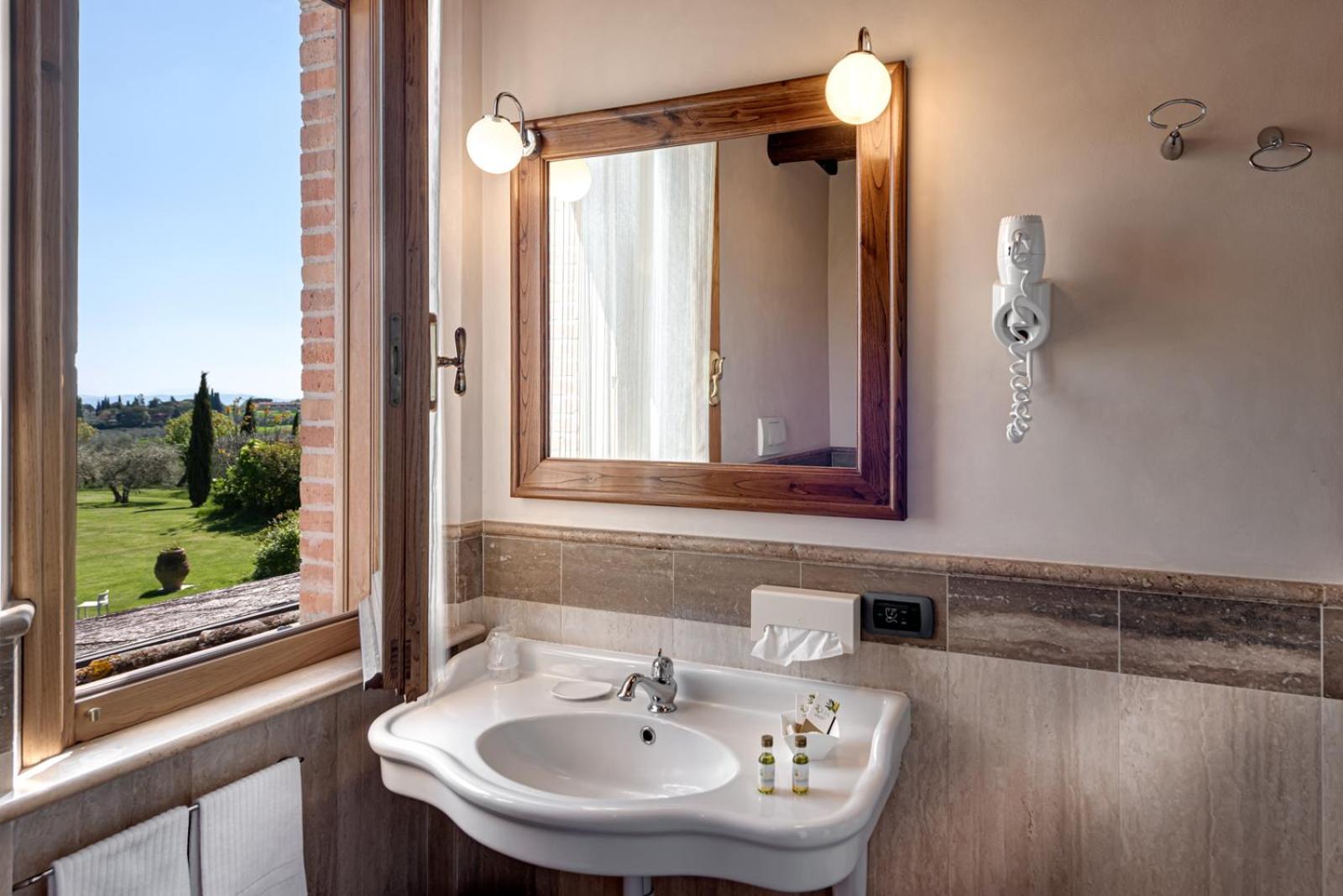 Suite - Photo 16