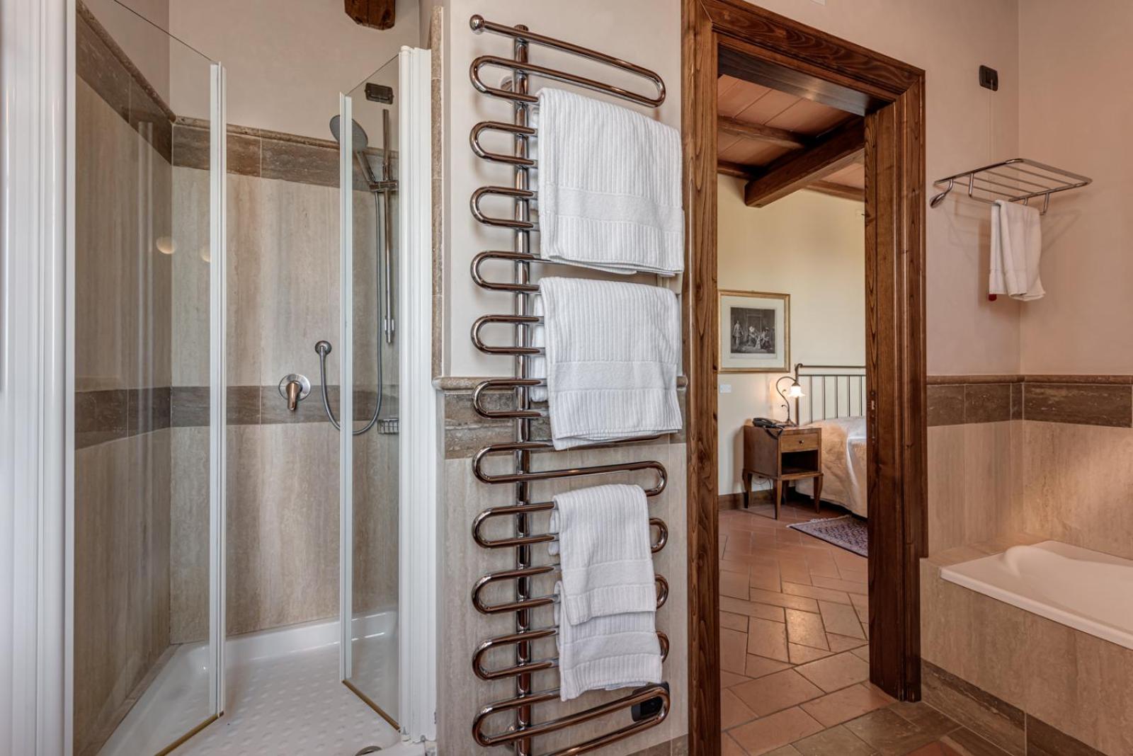 Suite - Photo 20