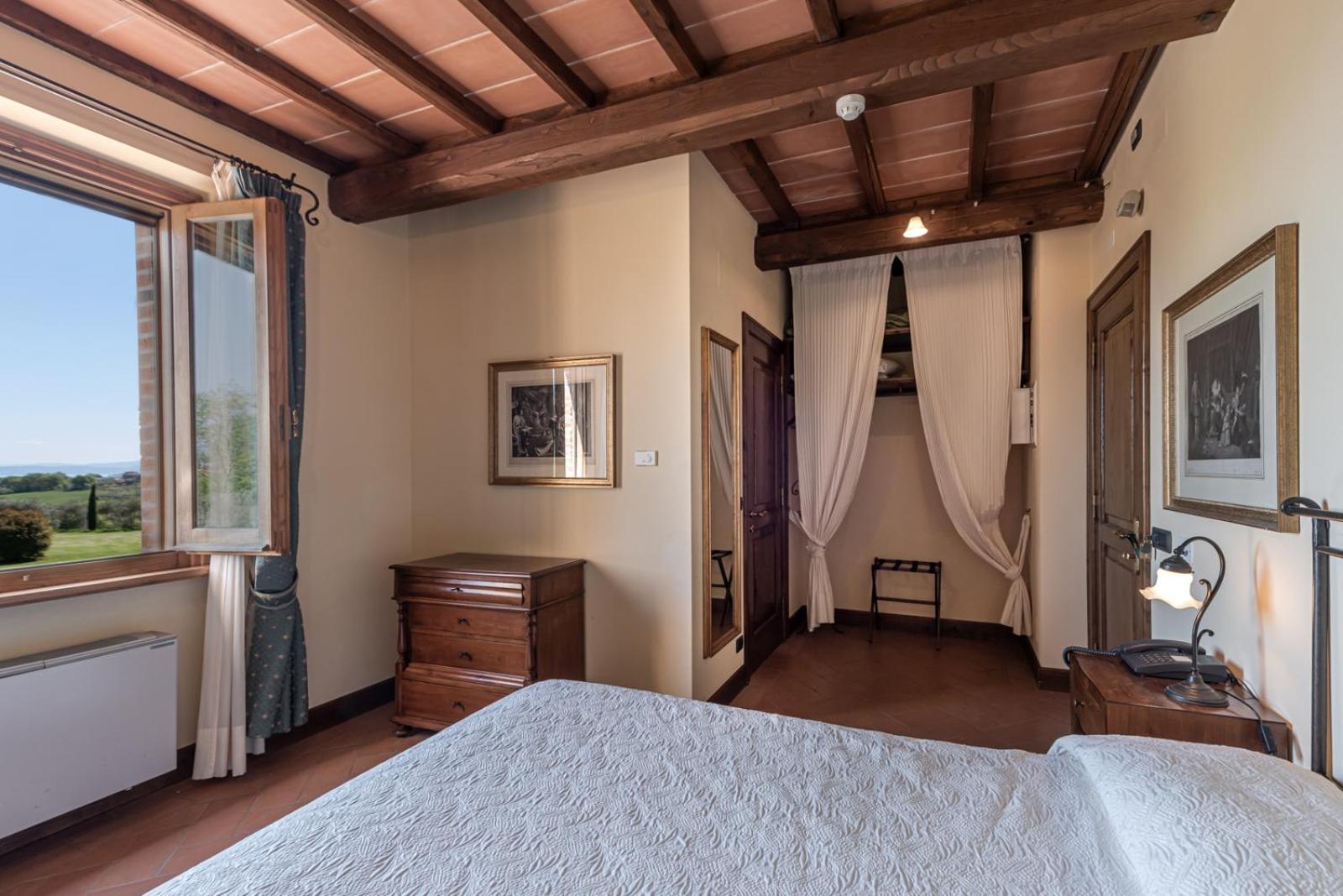 Suite - Photo 18