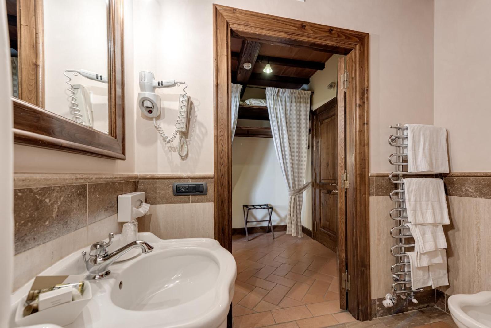 Double Room - Photo 12