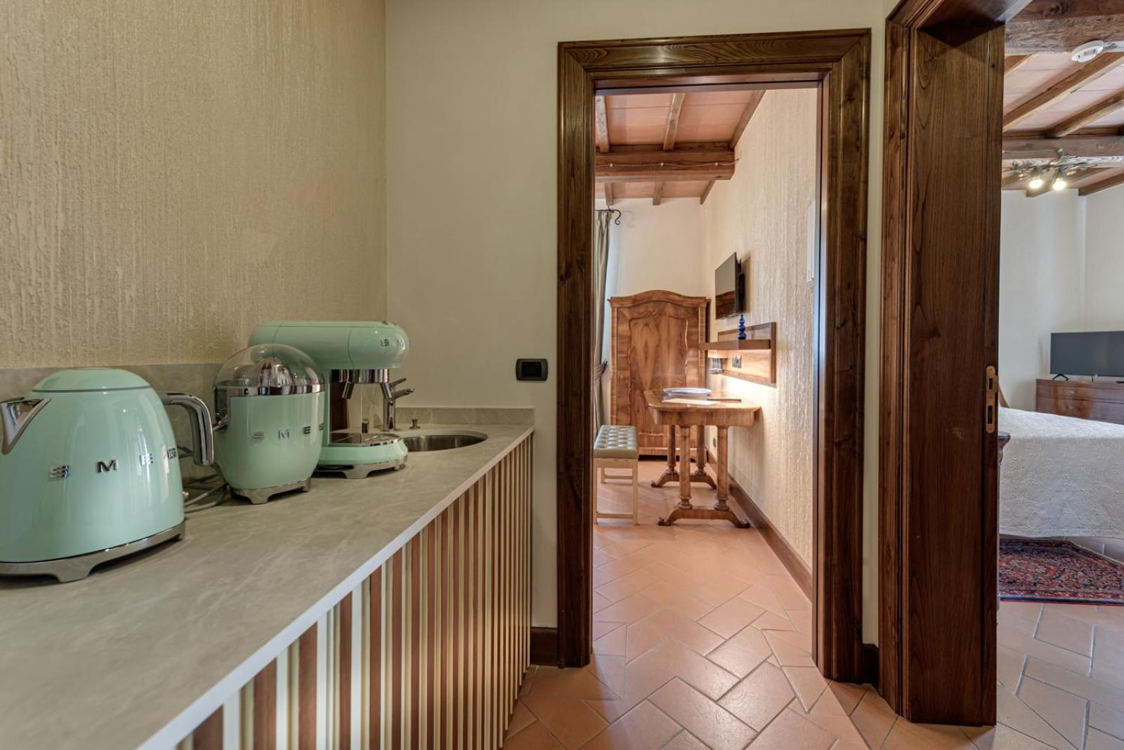 Suite - Photo 11