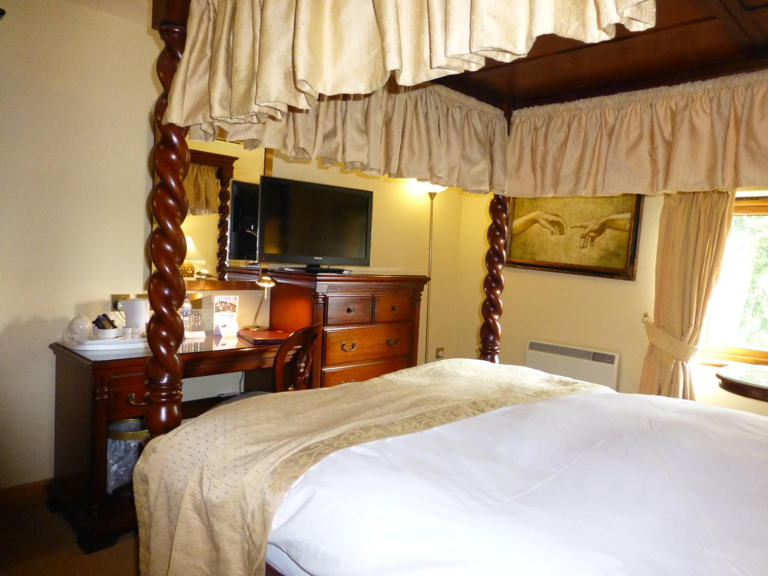 Four Poster Room photo 3