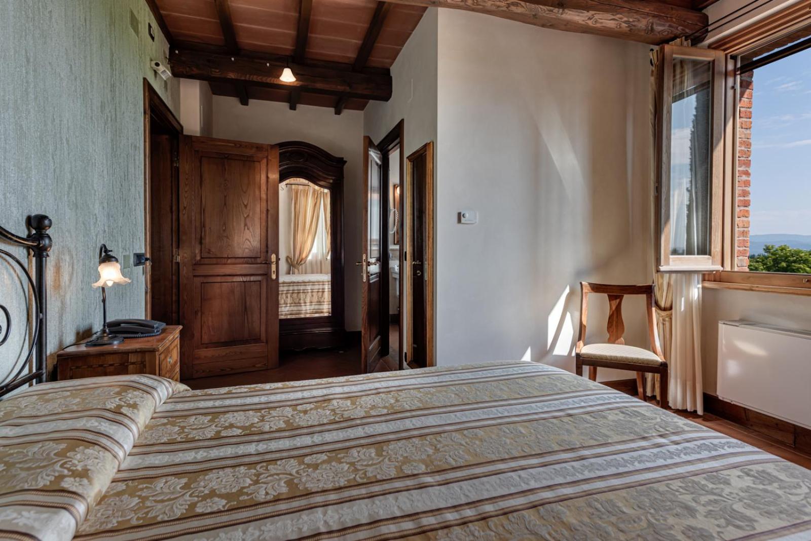 Suite - Photo 1