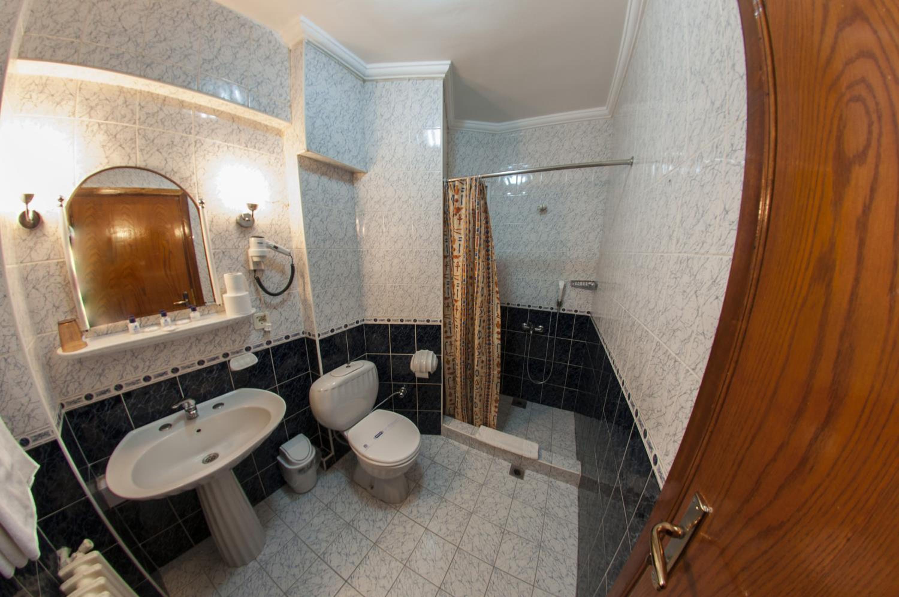 Economy Triple Room photo 3