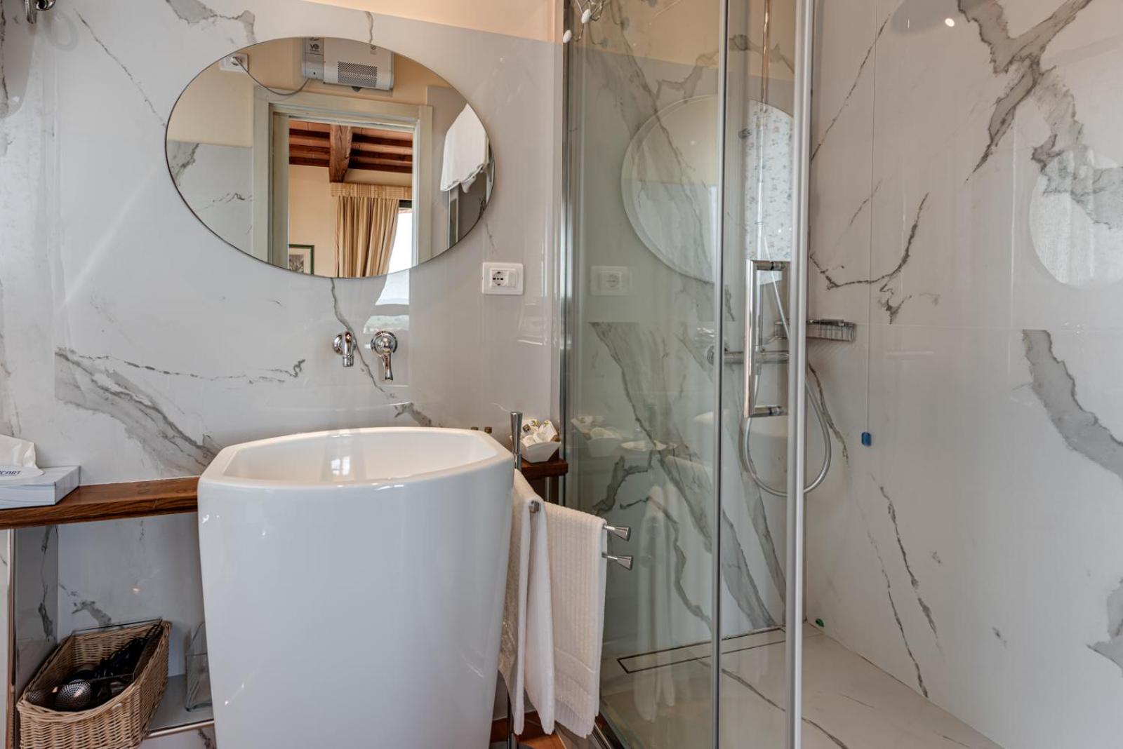 Deluxe Room - Photo 8