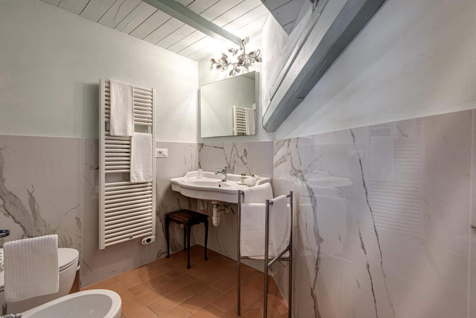 Deluxe Double Room with Balcony - Photo 13