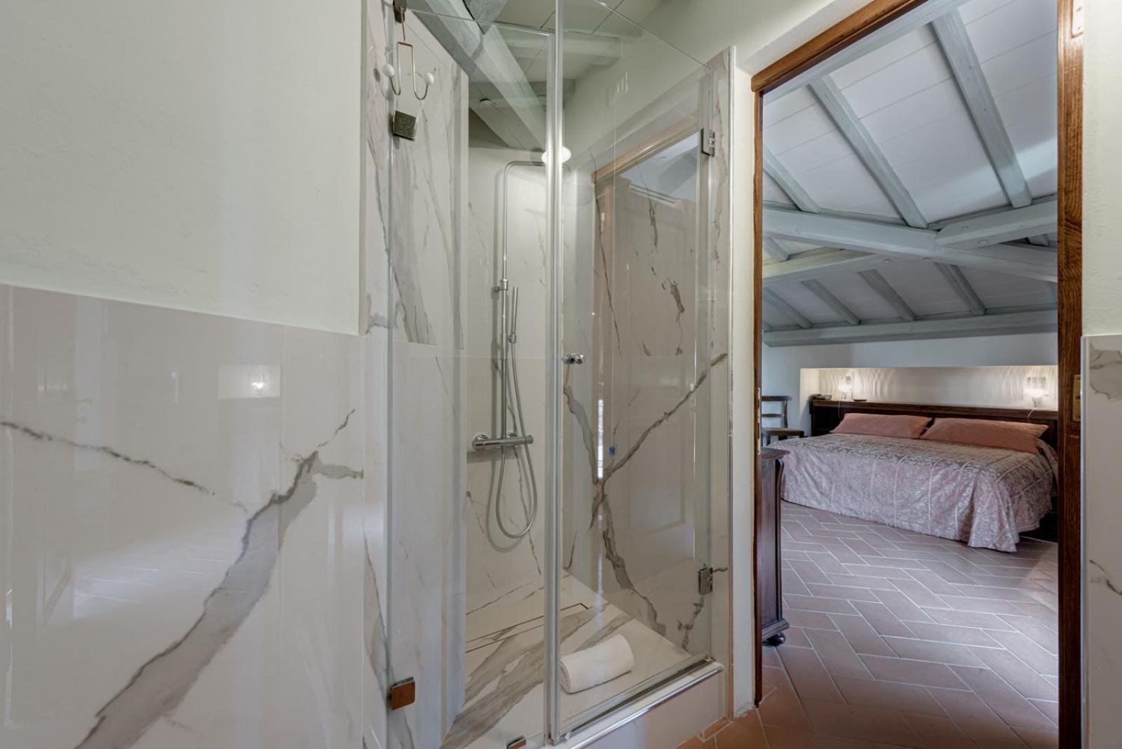 Deluxe Double Room with Balcony - Photo 14