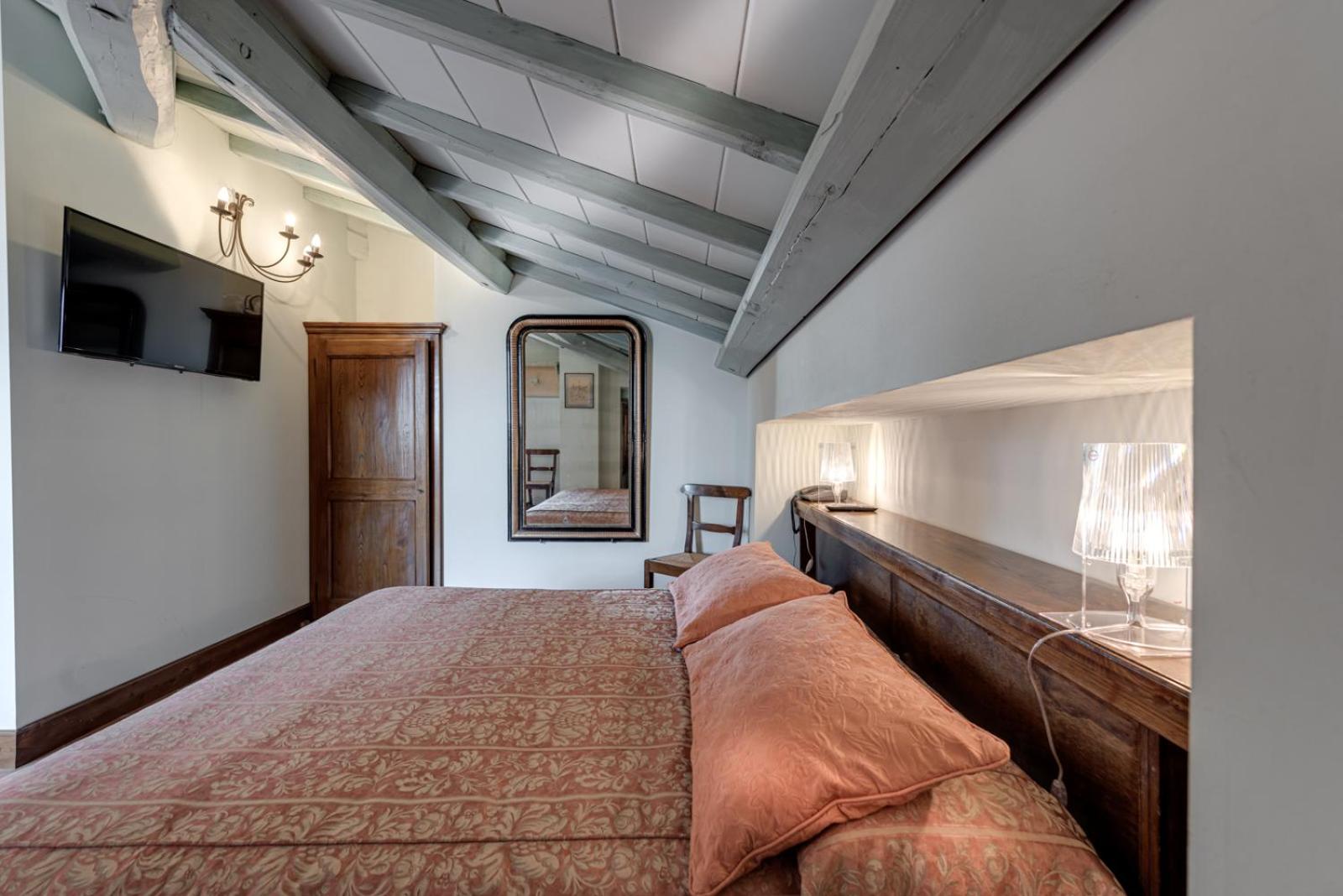 Deluxe Double Room with Balcony - Photo 15
