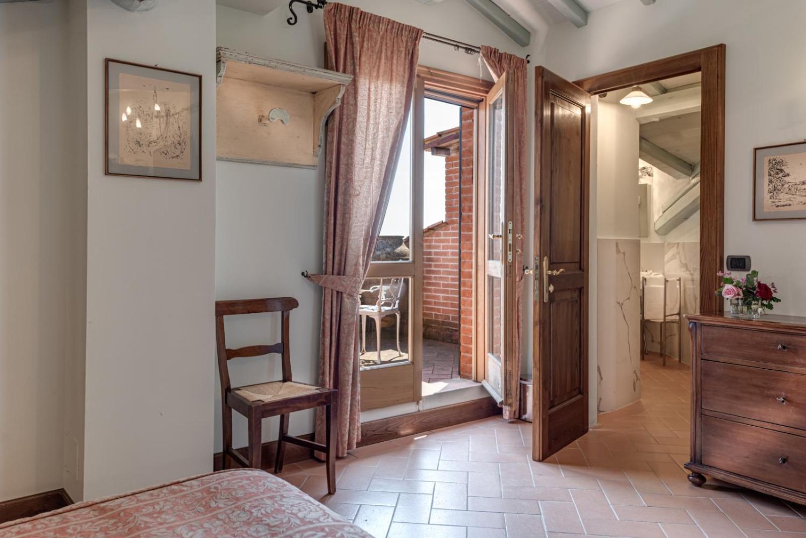 Deluxe Double Room with Balcony - Photo 3