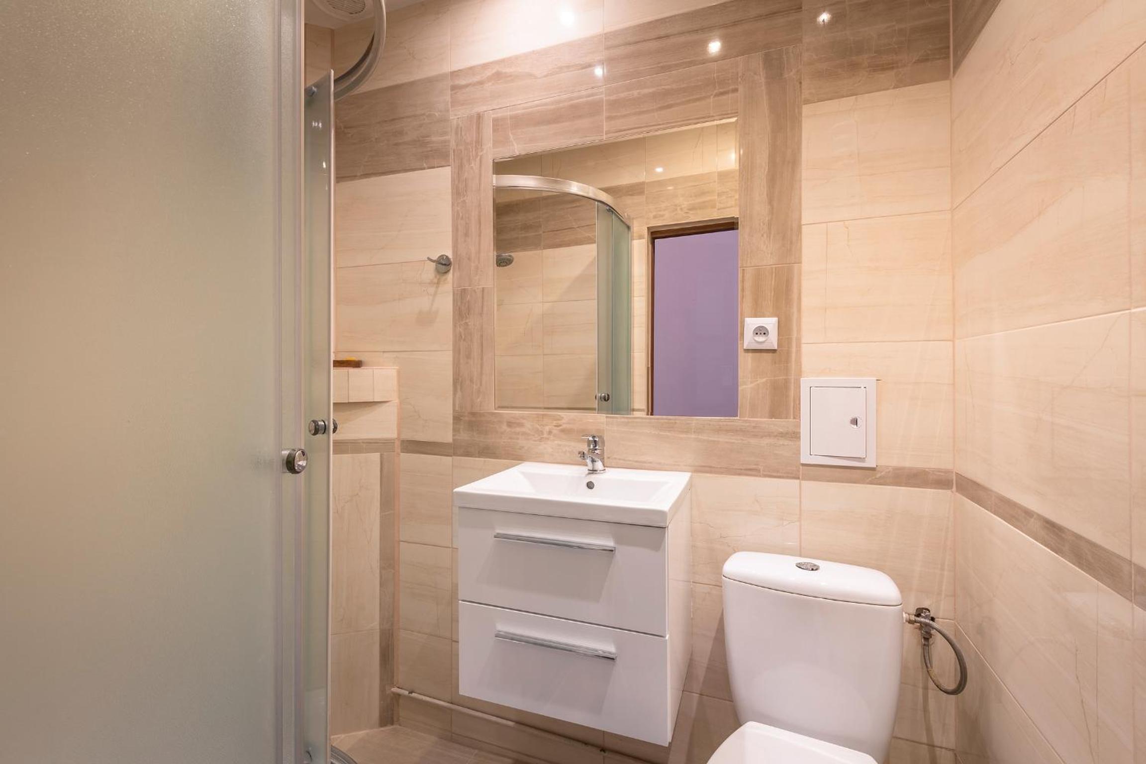 Quadruple Room with Private Bathroom - Photo 24