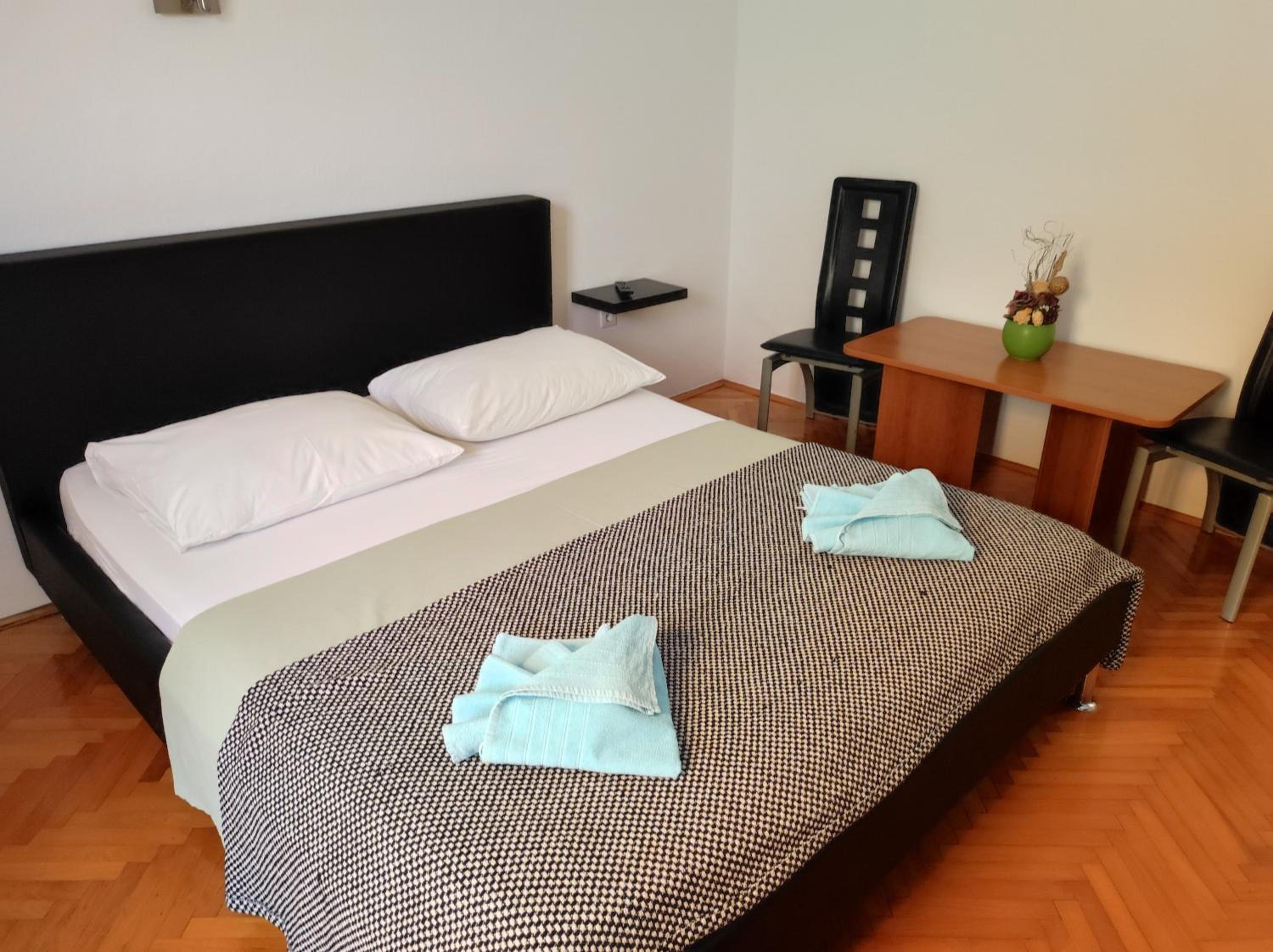 Double Room - Photo 18