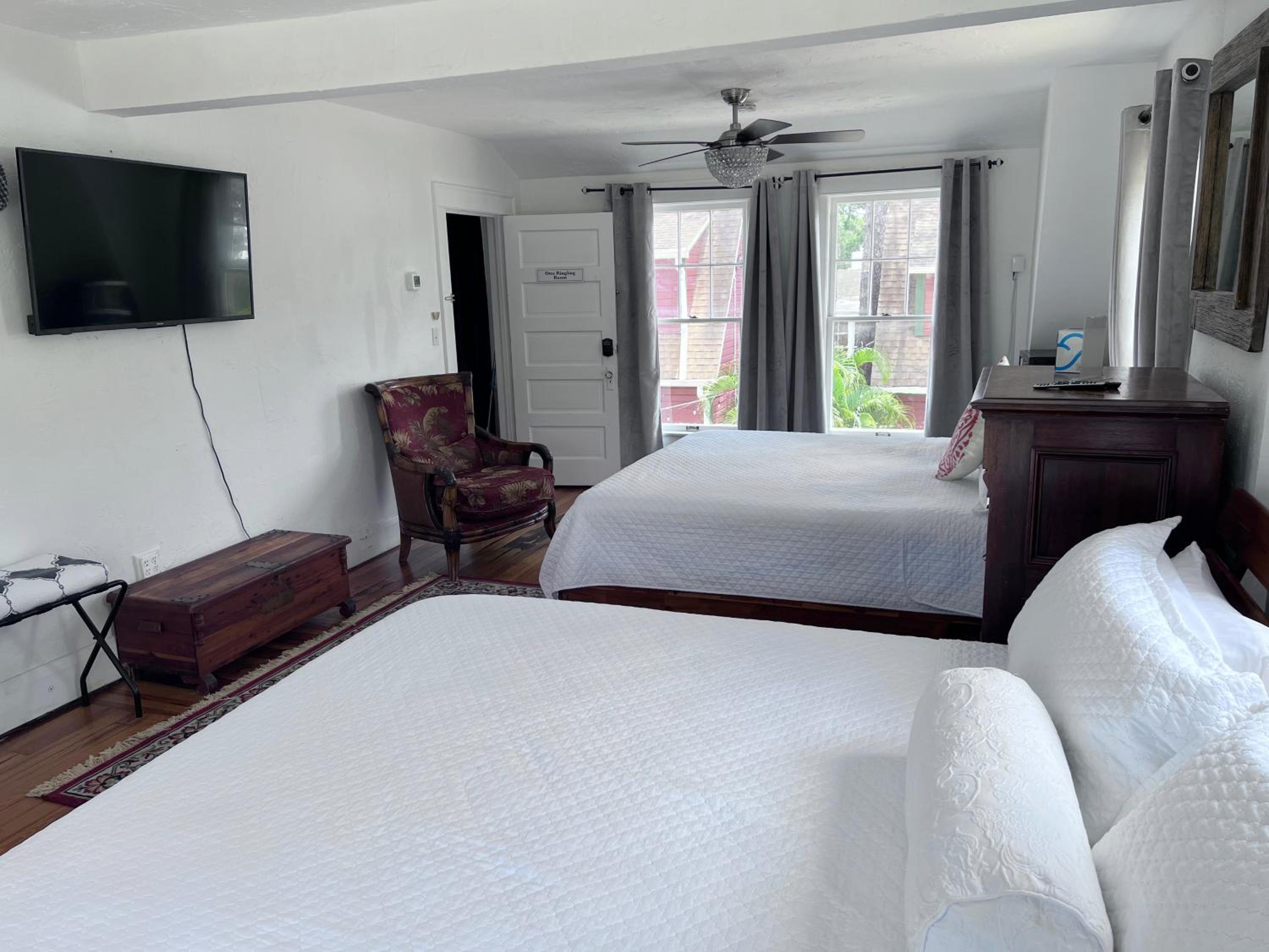 Deluxe King Room - Photo 1