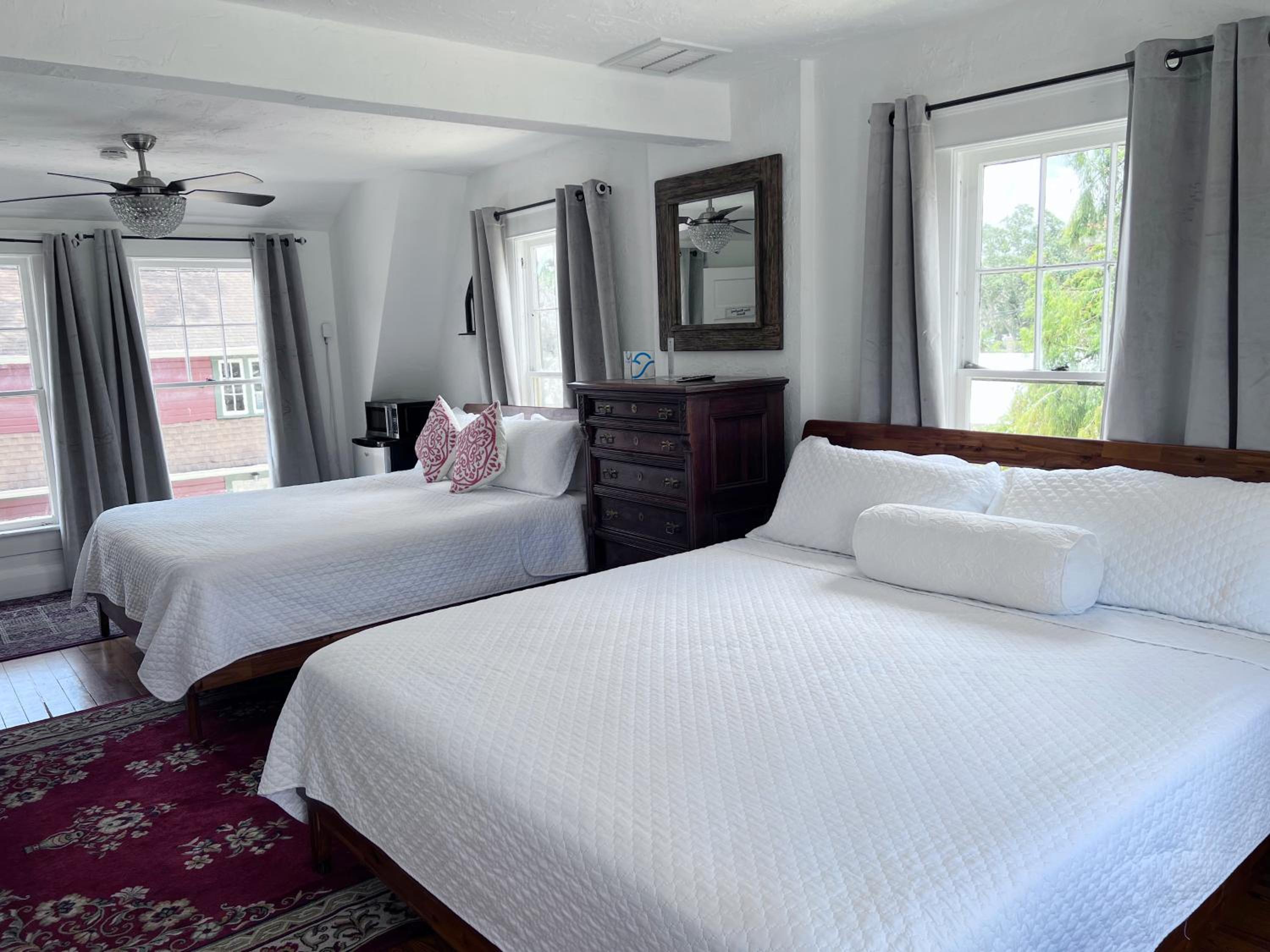 Deluxe King Room - Photo 6