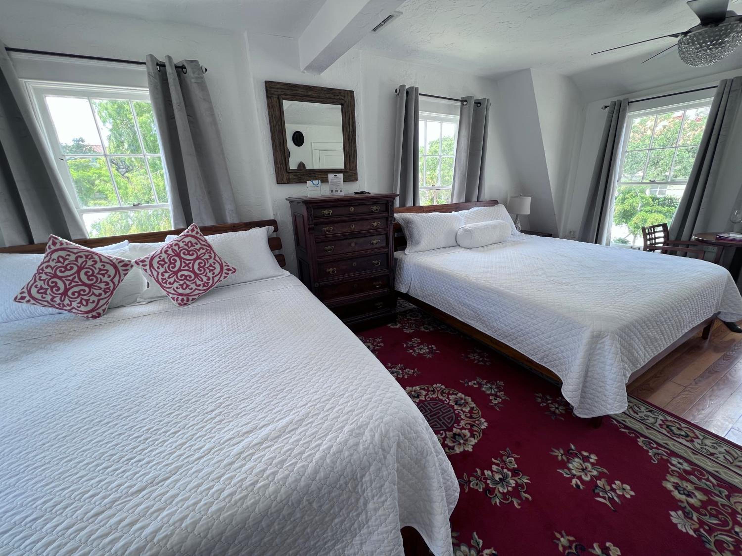 Deluxe King Room - Photo 3