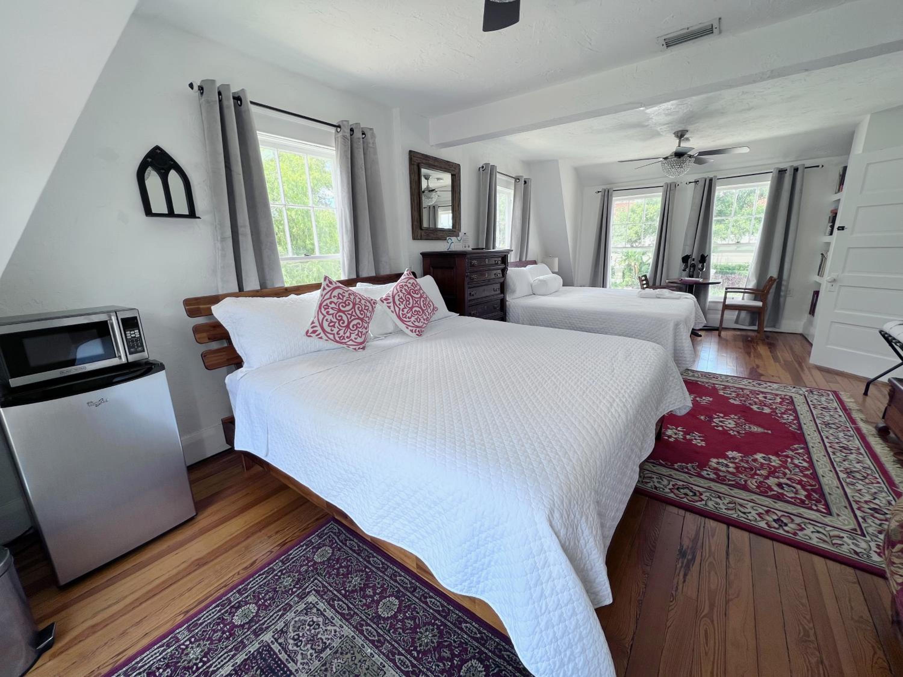Deluxe King Room - Photo 5