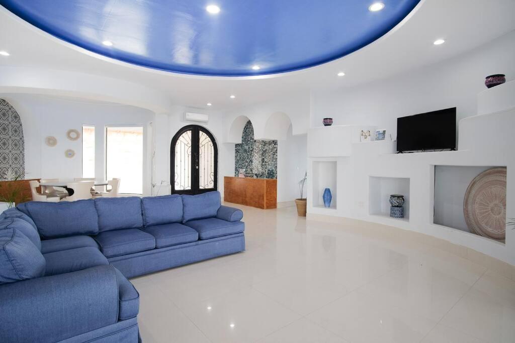 Six-Bedroom House photo 1
