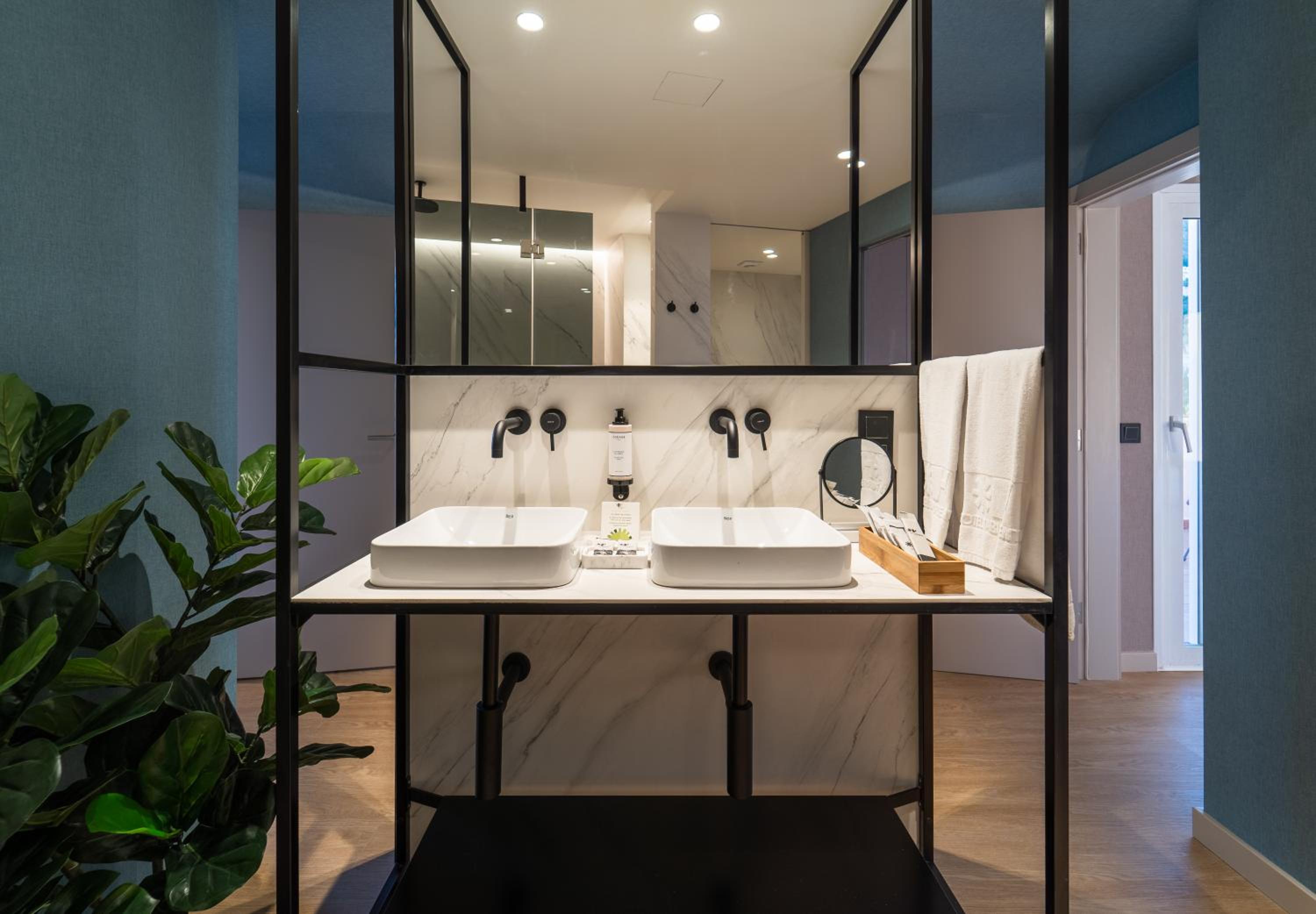 Grand Suite with Park View thumbnail 6