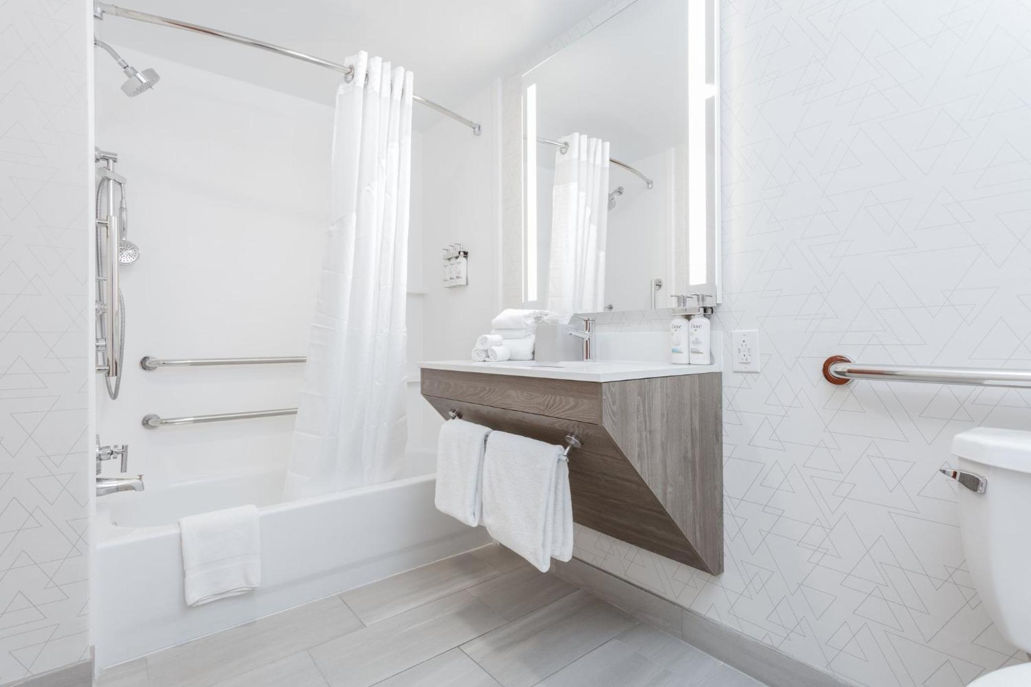 King Room - Mobility Access/Hearing Accessible - Photo 2