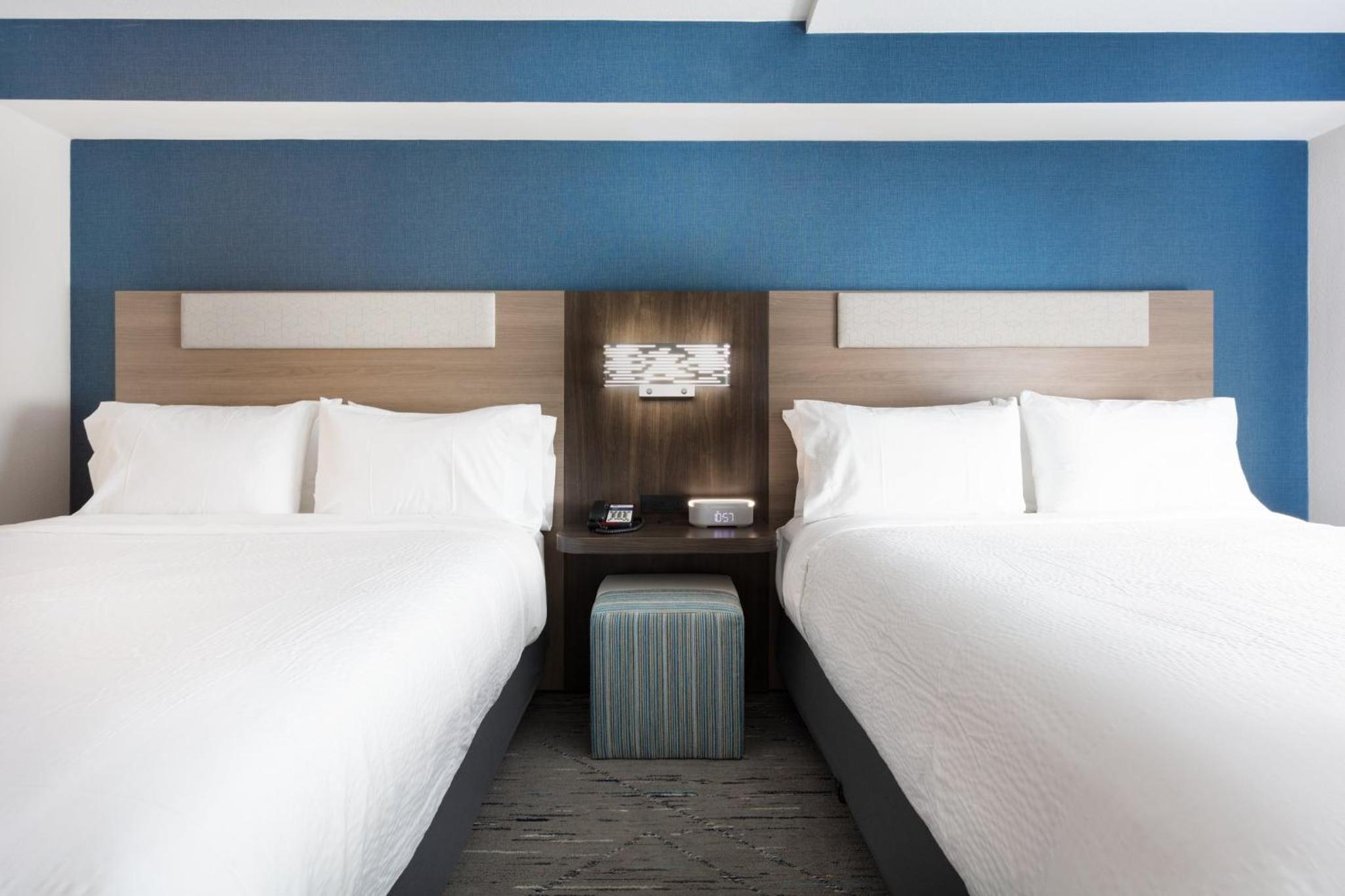 Standard Room with Two Queen Beds - Photo 5