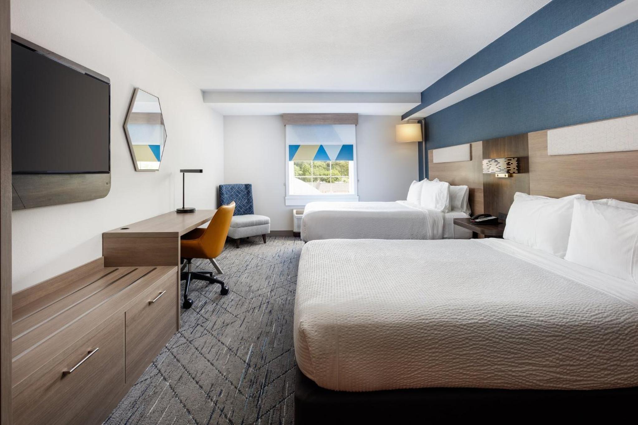 Standard Room with Two Queen Beds - Photo 6