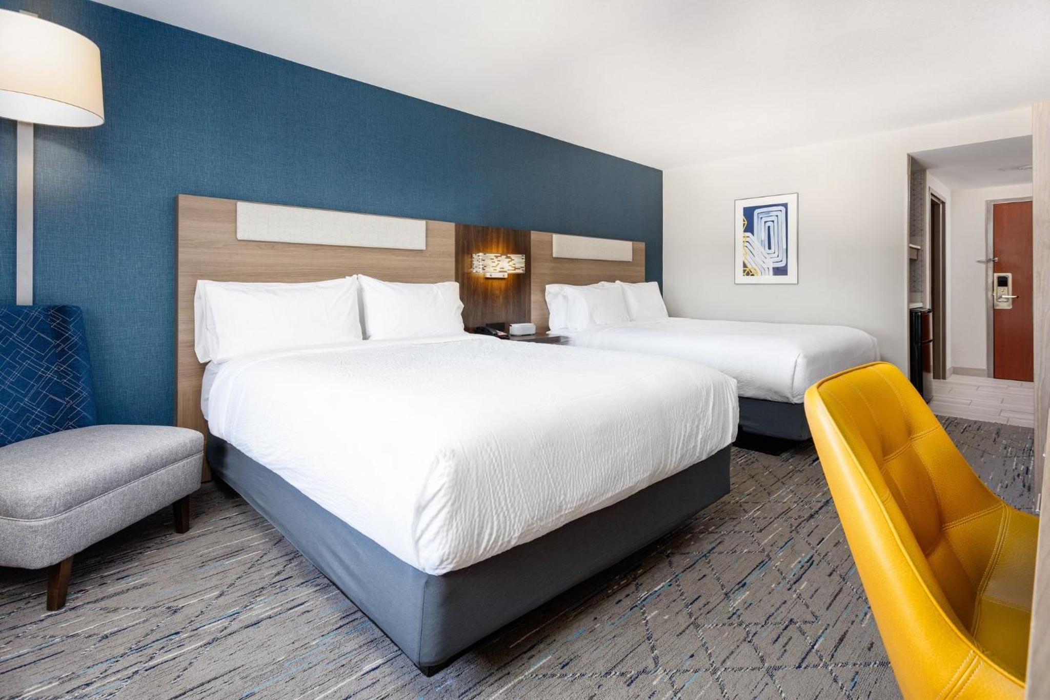 Standard Room with Two Queen Beds - Photo 2