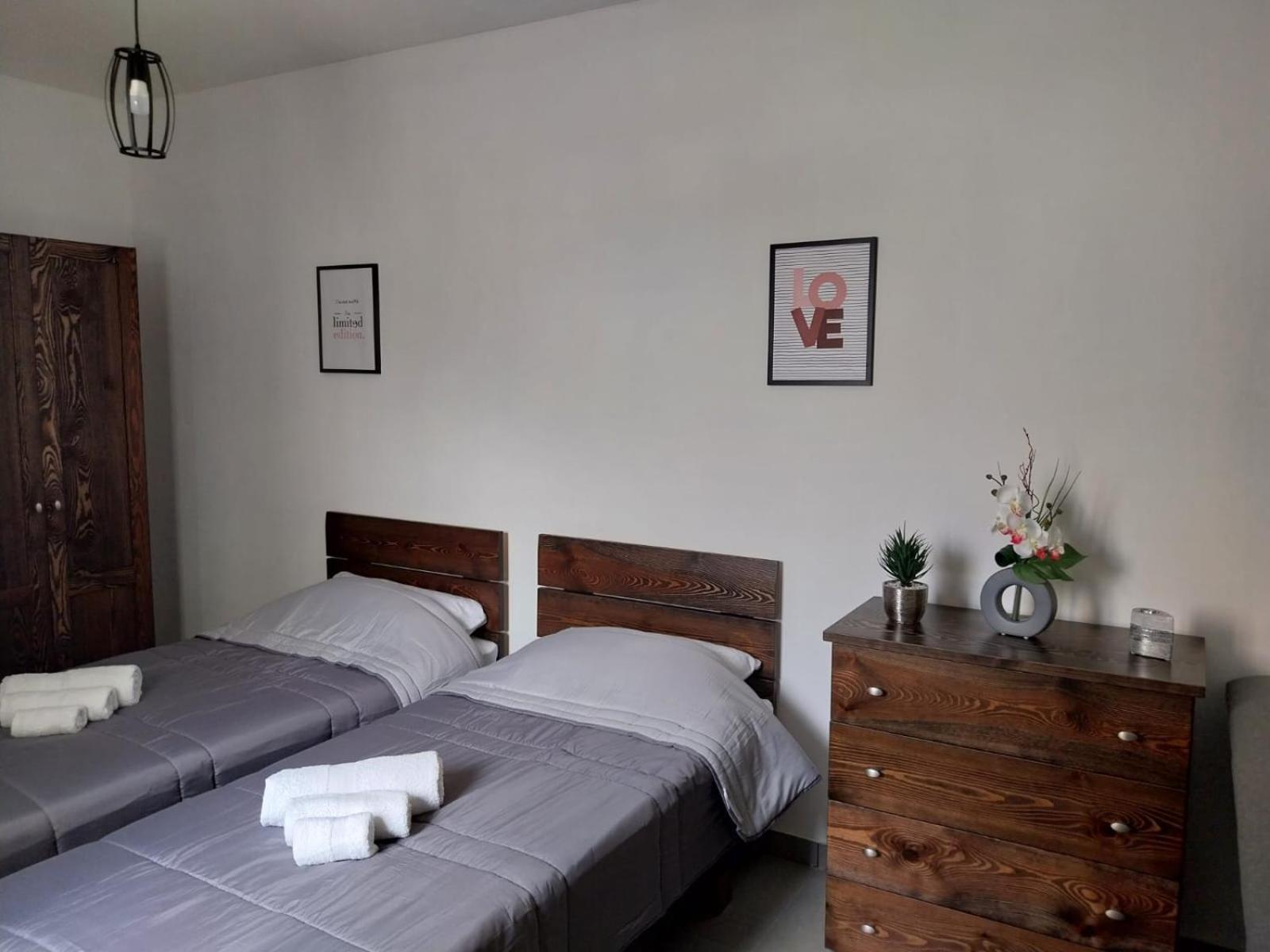 One-Bedroom Apartment photo 1