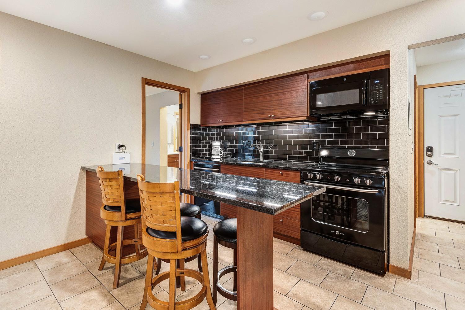 Deluxe King Suite photo 3