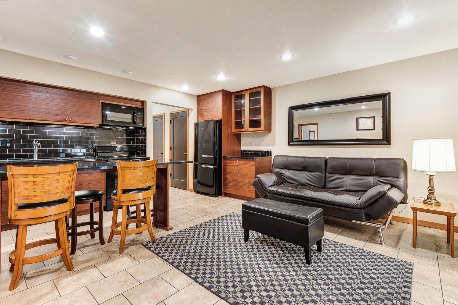 Deluxe King Suite photo 2