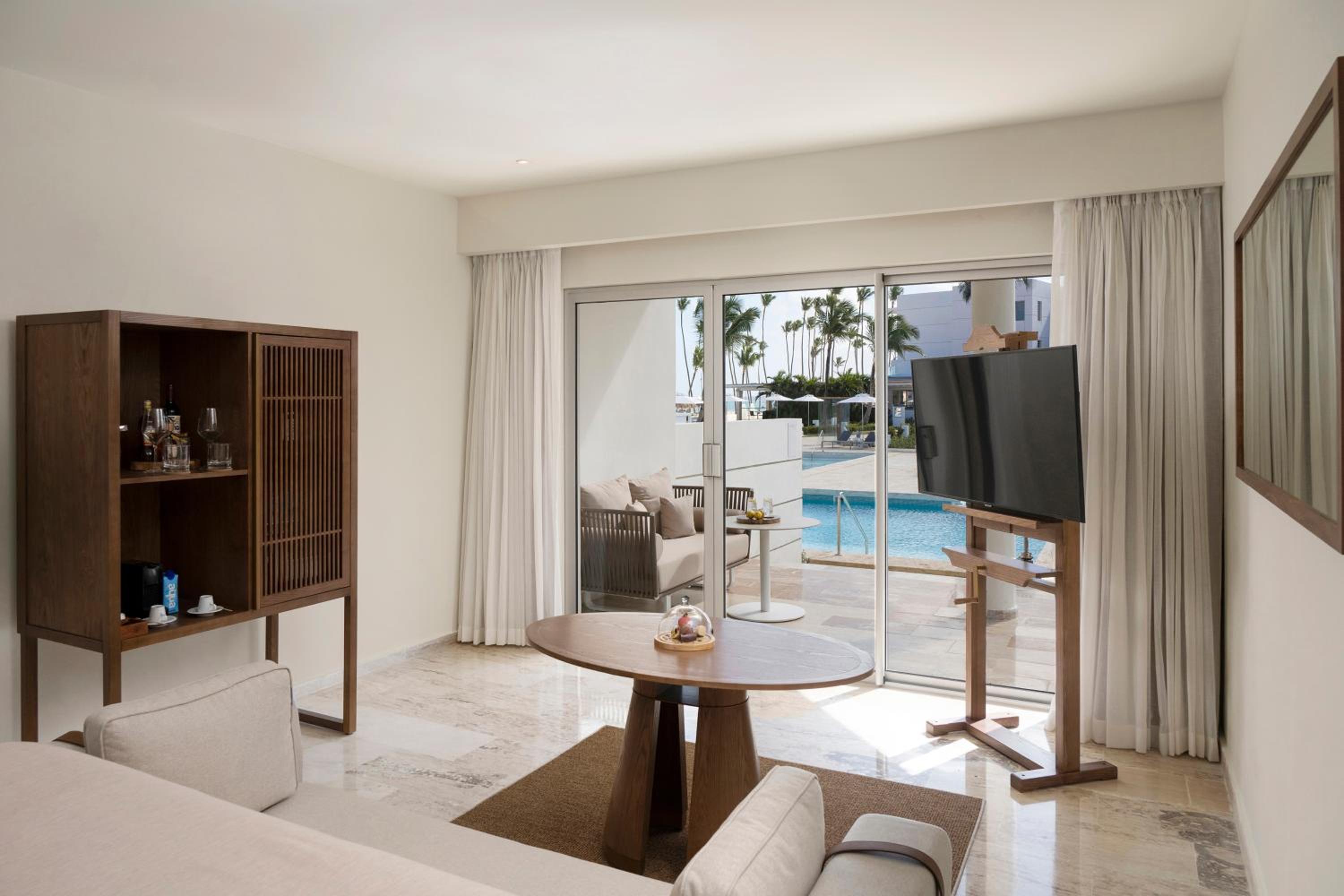 Junior Suite Swimup - Photo 1