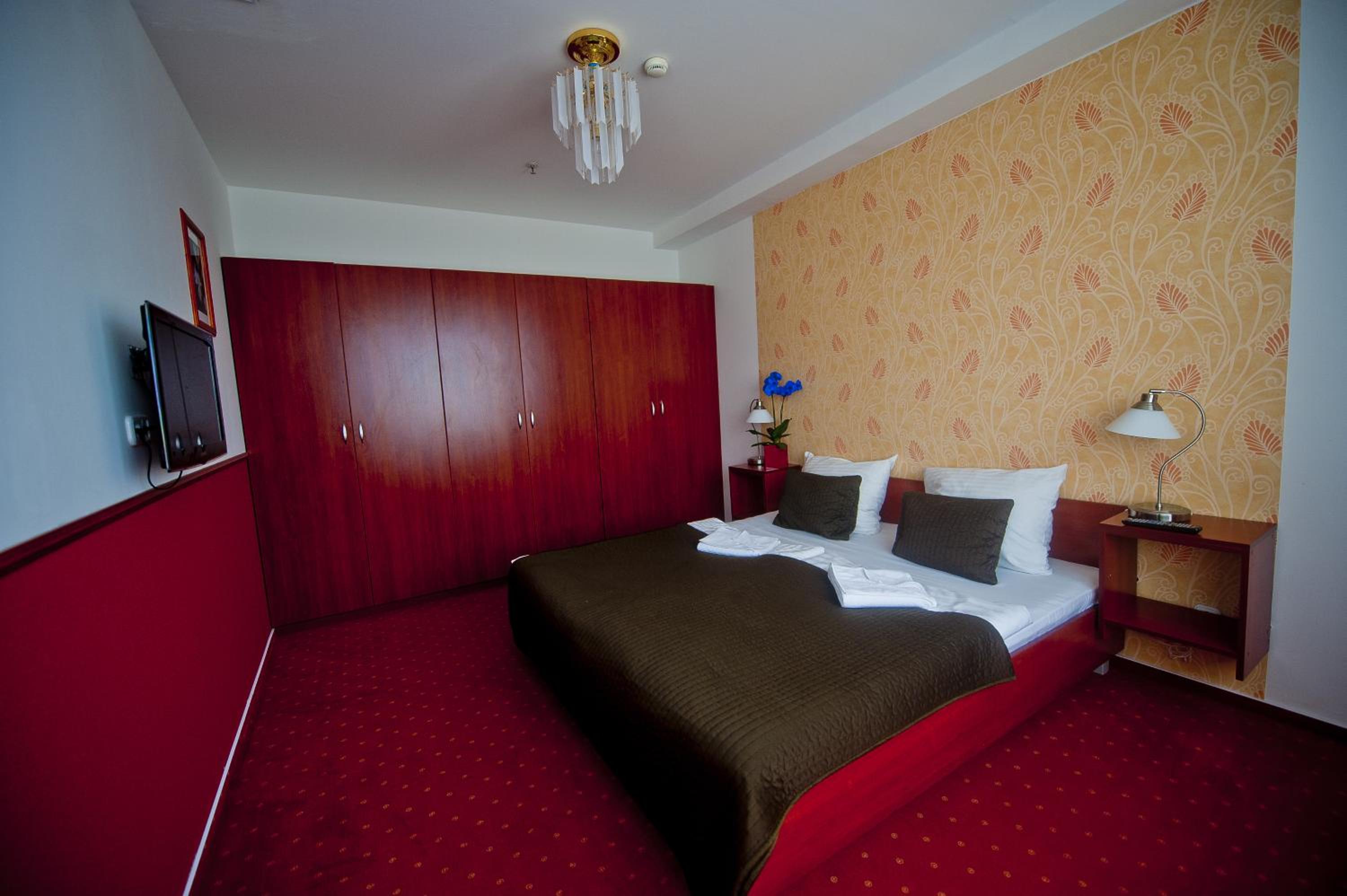 Standard Queen Room - Photo 8