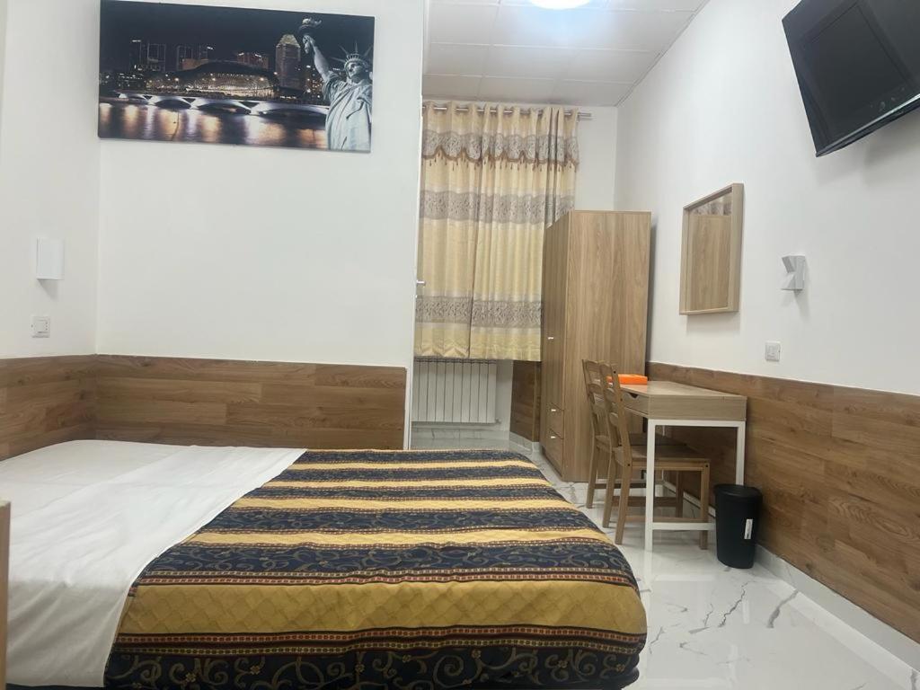 Deluxe Double Room (2 Adults + 1 Child) photo 2