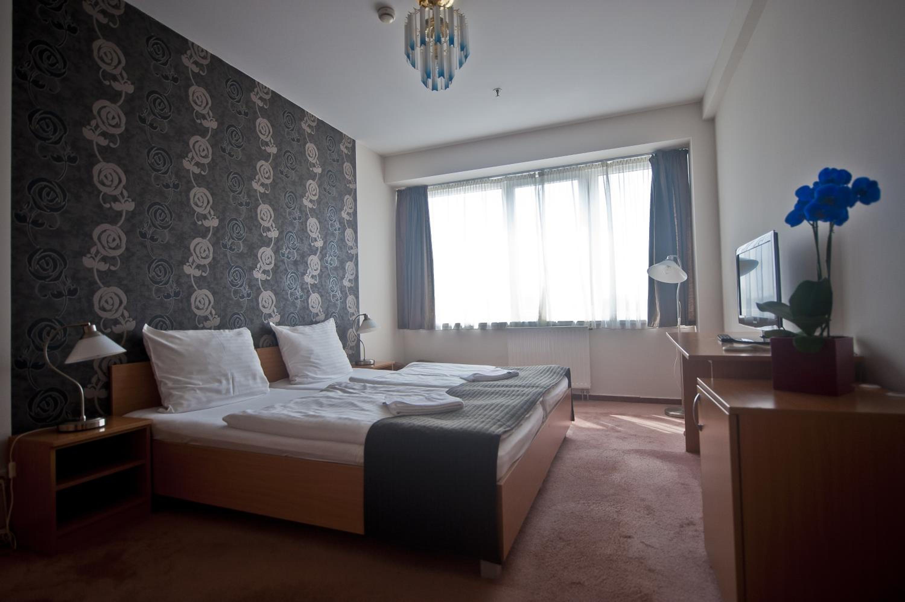 Standard Queen Room - Photo 7