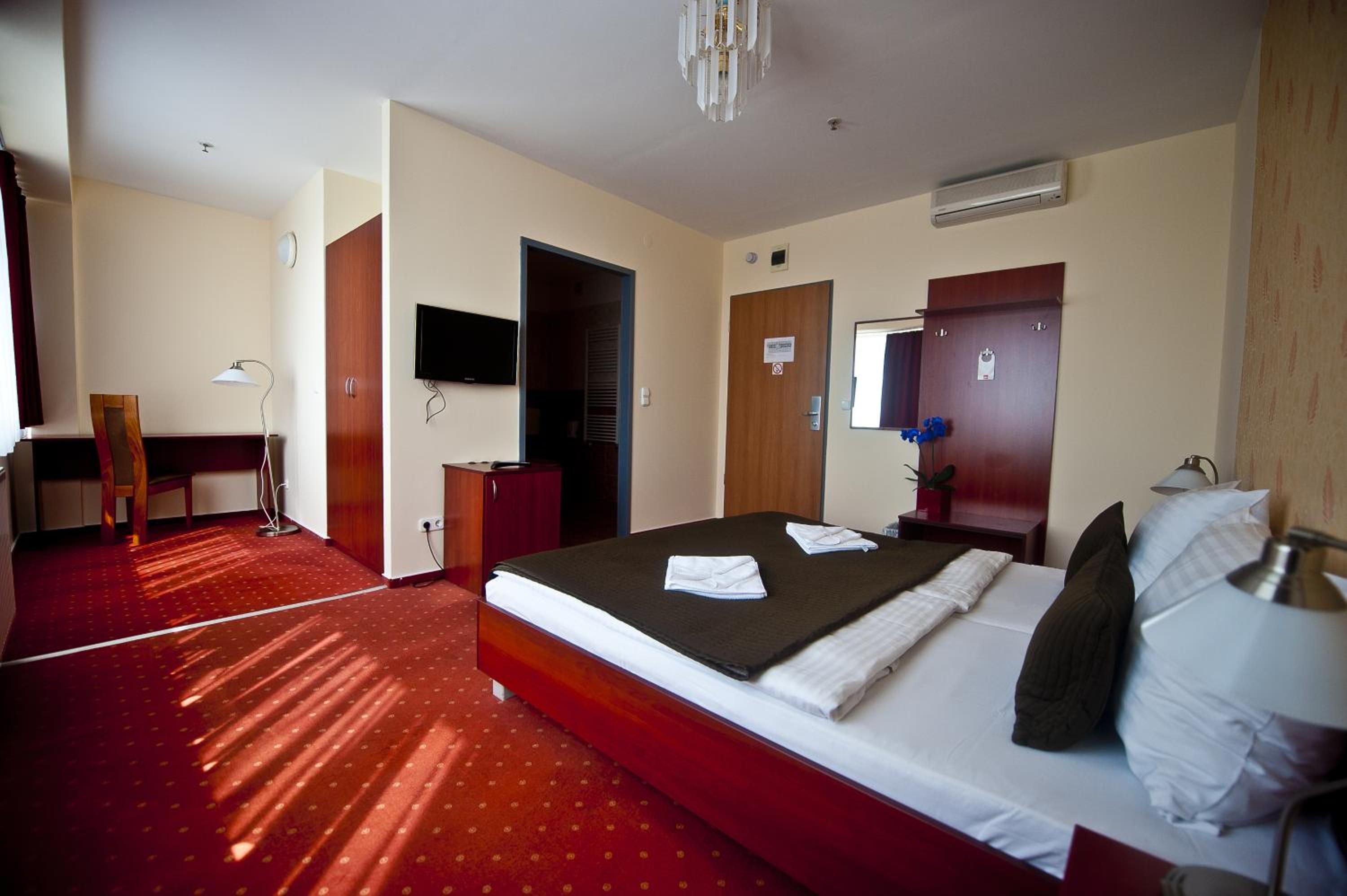 Standard Queen Room - Photo 6