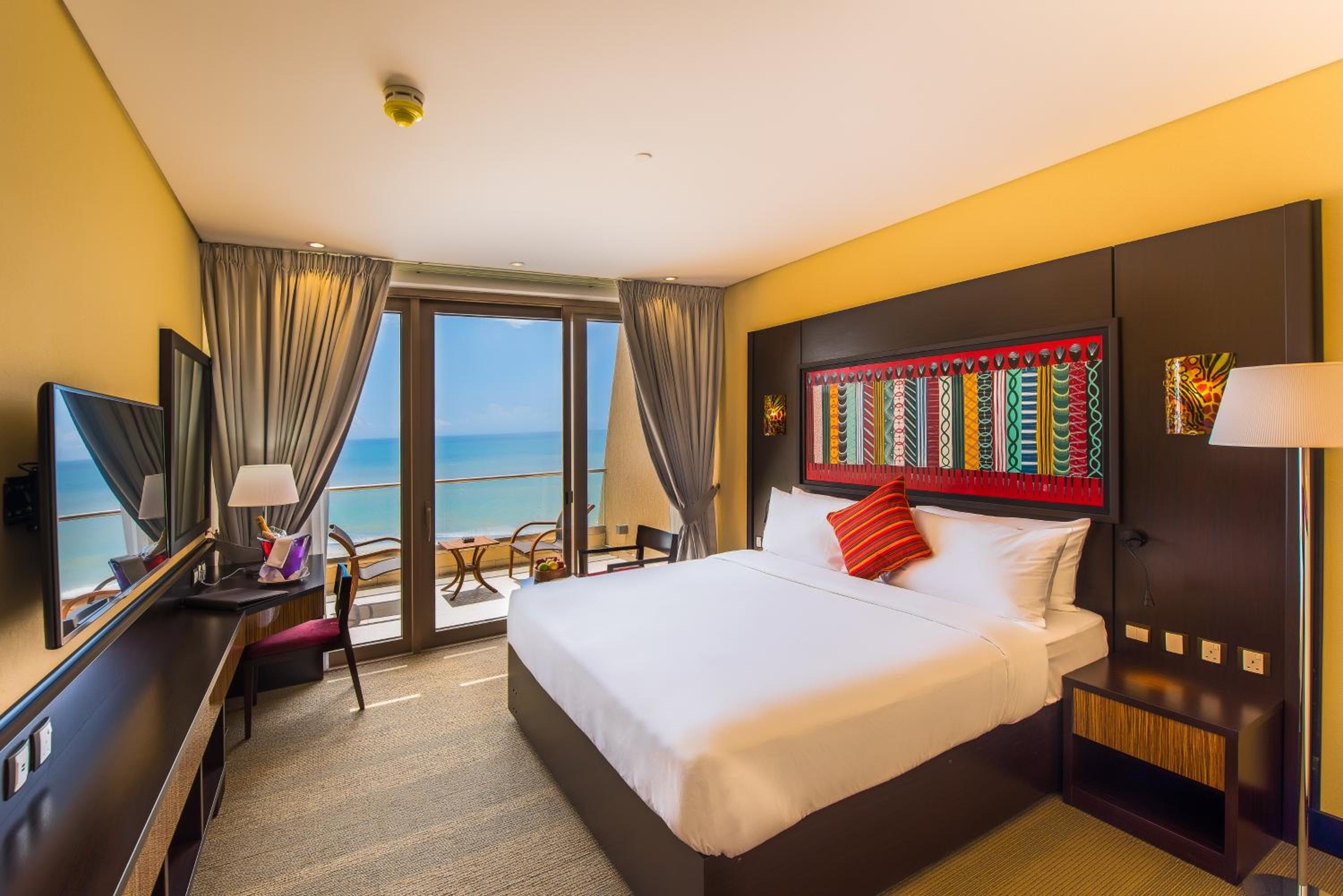 Accessible King, Non-Smoking - Ocean View photo 2
